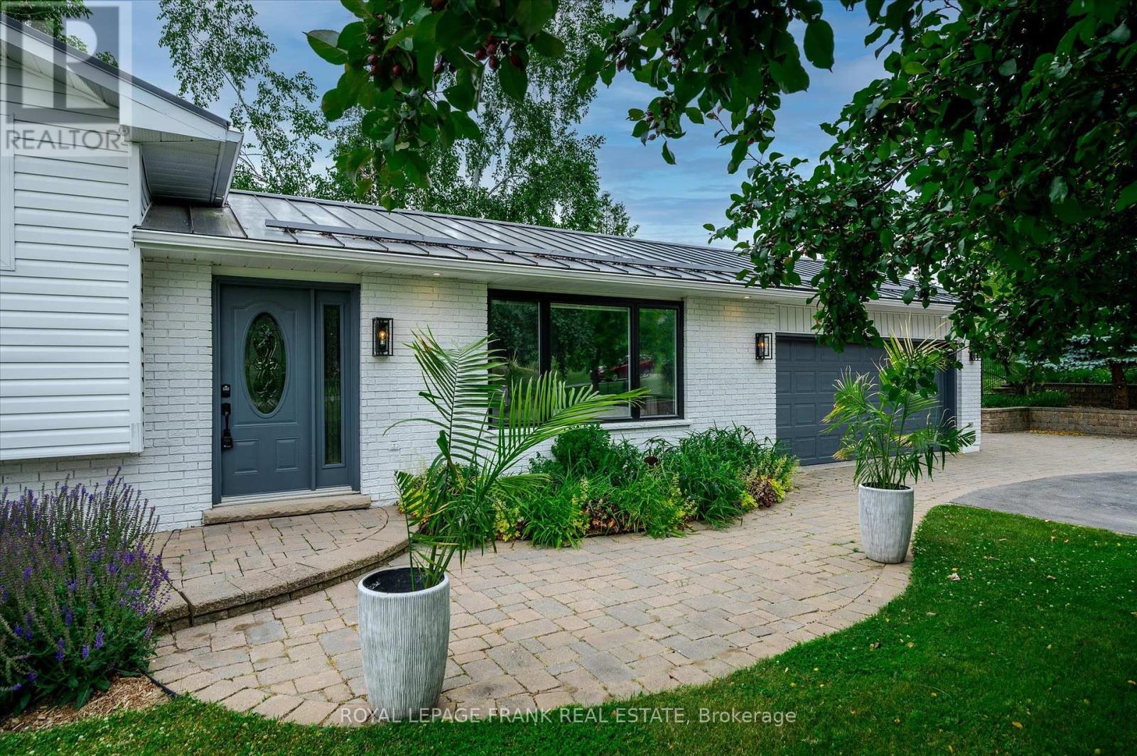 1954 Cathcart Crescent, Cavan Monaghan (Cavan Twp), Ontario  L0A 1C0 - Photo 3 - X12253560