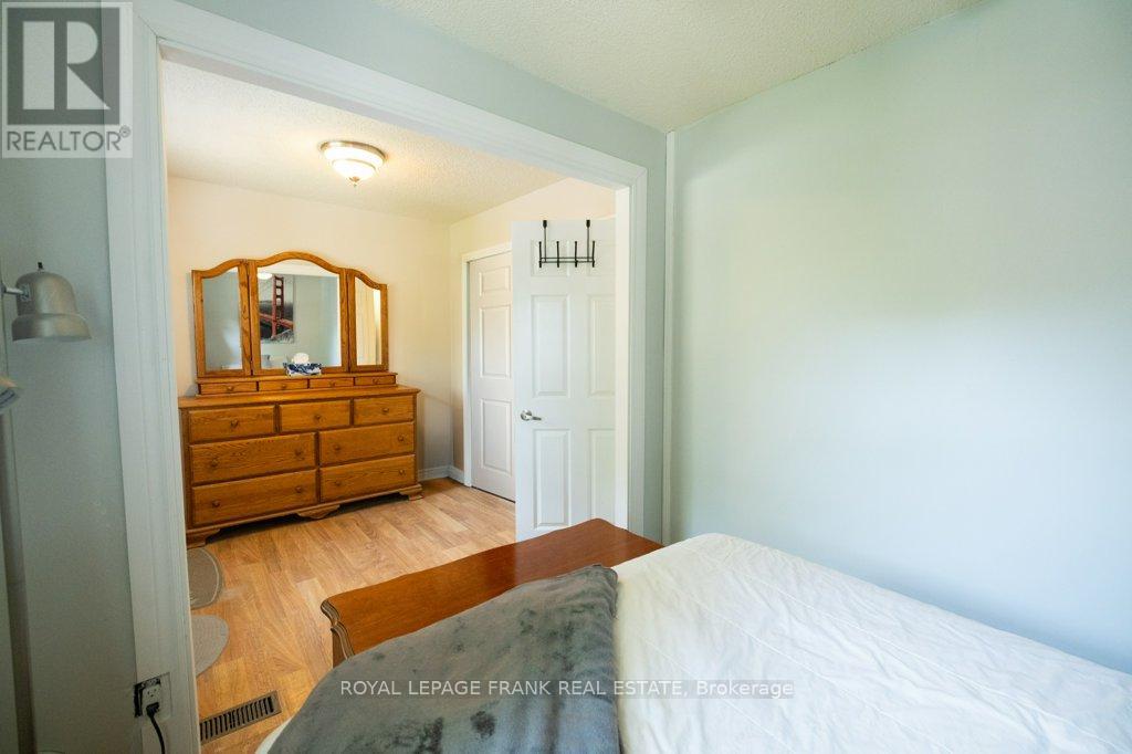 872 Chamberlain Street, Peterborough Central (South), Ontario  K9J 4M7 - Photo 17 - X12258528