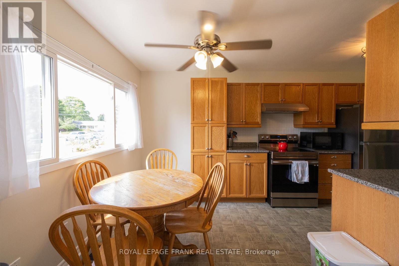 872 Chamberlain Street, Peterborough Central (South), Ontario  K9J 4M7 - Photo 6 - X12258528