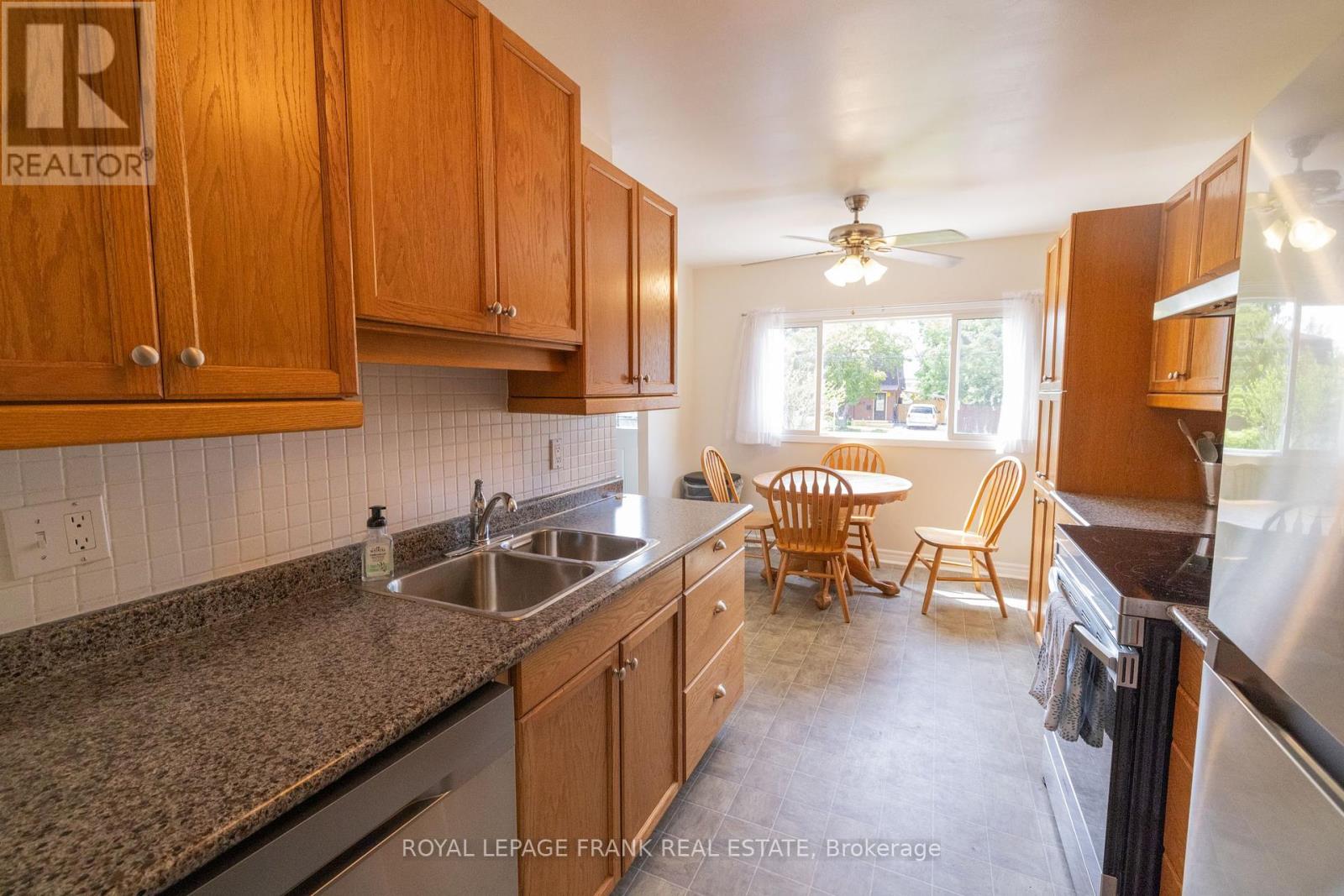 872 Chamberlain Street, Peterborough Central (South), Ontario  K9J 4M7 - Photo 7 - X12258528