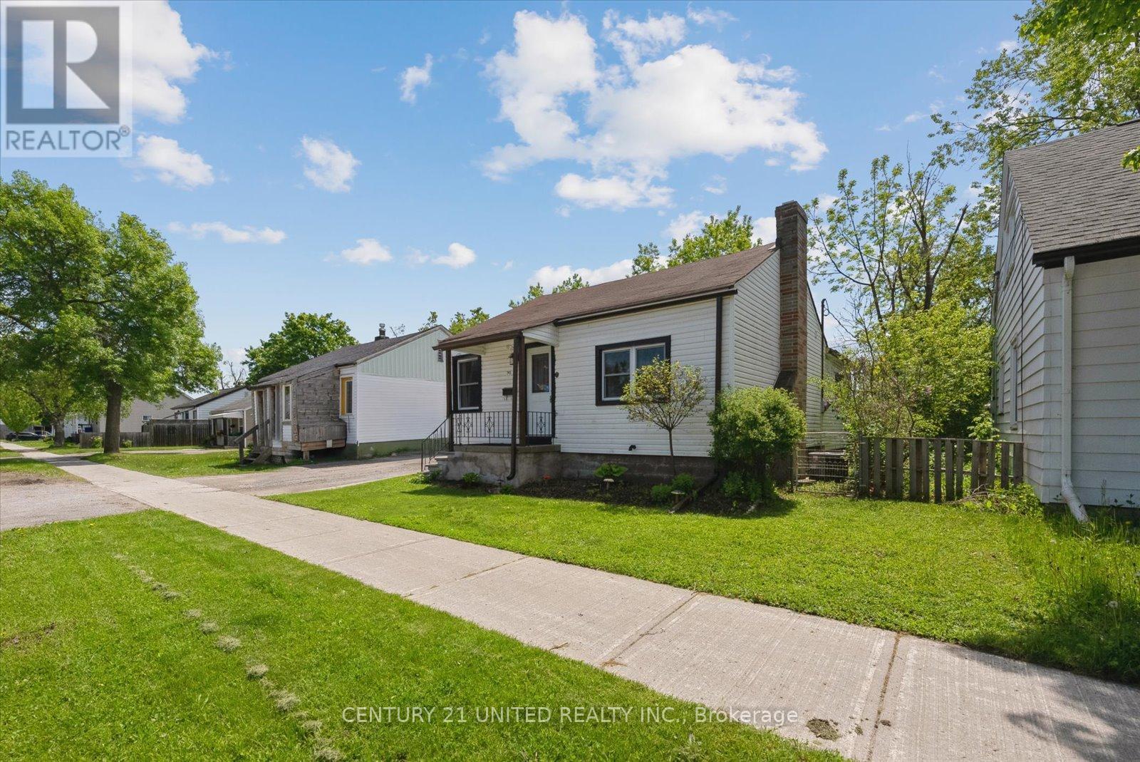 743 St Marys Street, Peterborough Central (South), Ontario  K9J 4H1 - Photo 4 - X12259352