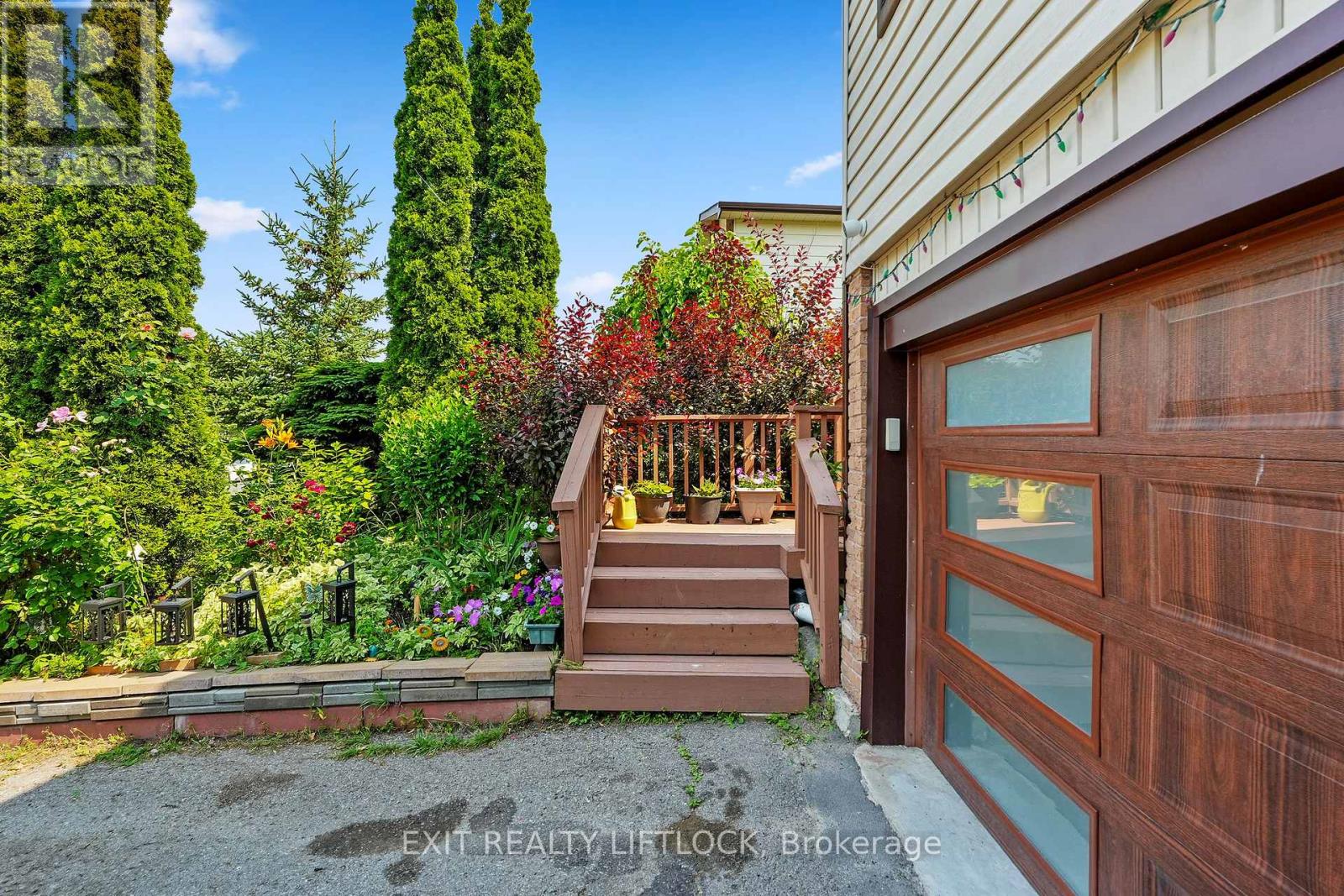 2102 Walker Avenue, Peterborough East (South), Ontario  K9L 1S1 - Photo 6 - X12259976