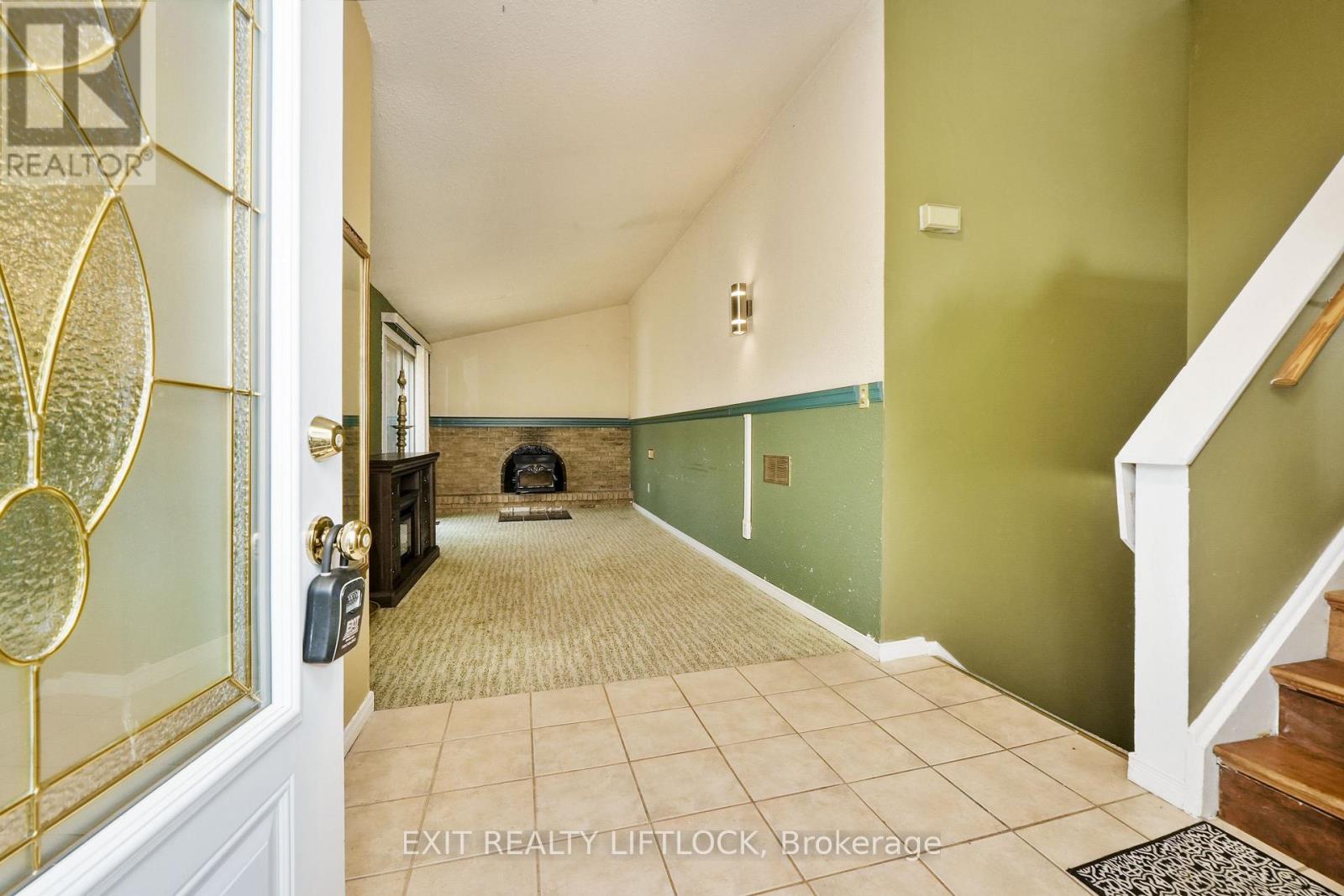 2102 Walker Avenue, Peterborough East (South), Ontario  K9L 1S1 - Photo 9 - X12259976