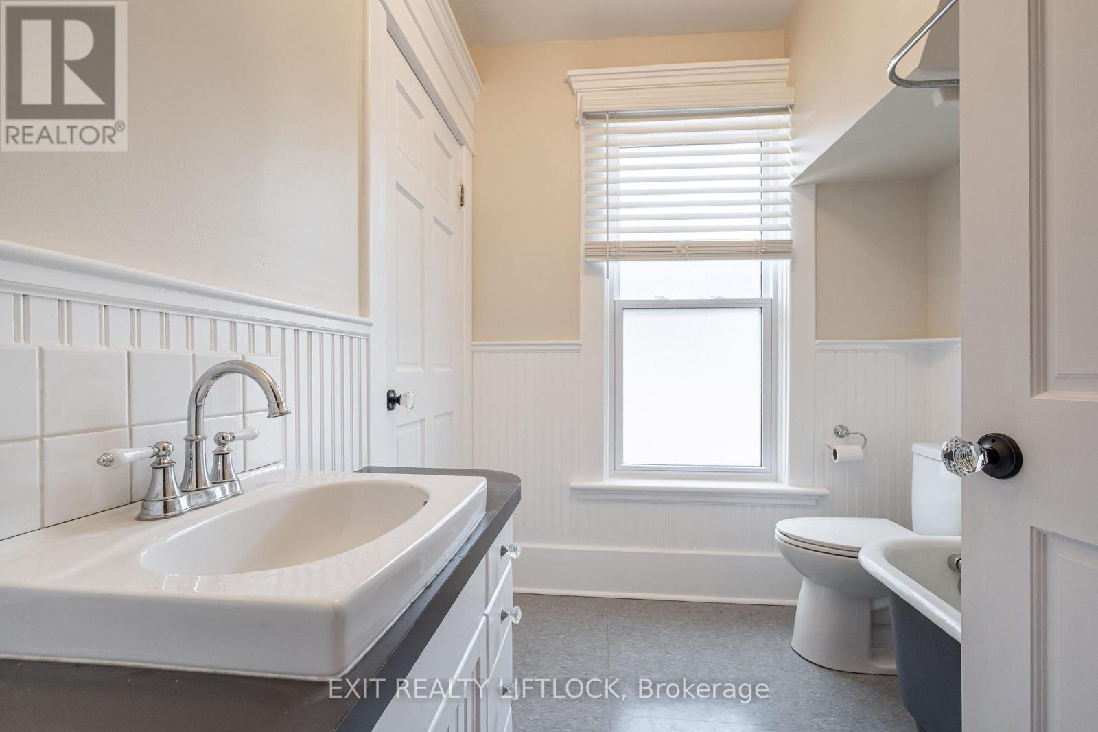 141 Hunter Street E, Peterborough East (Central), Ontario  K9H 1G7 - Photo 13 - X12260273