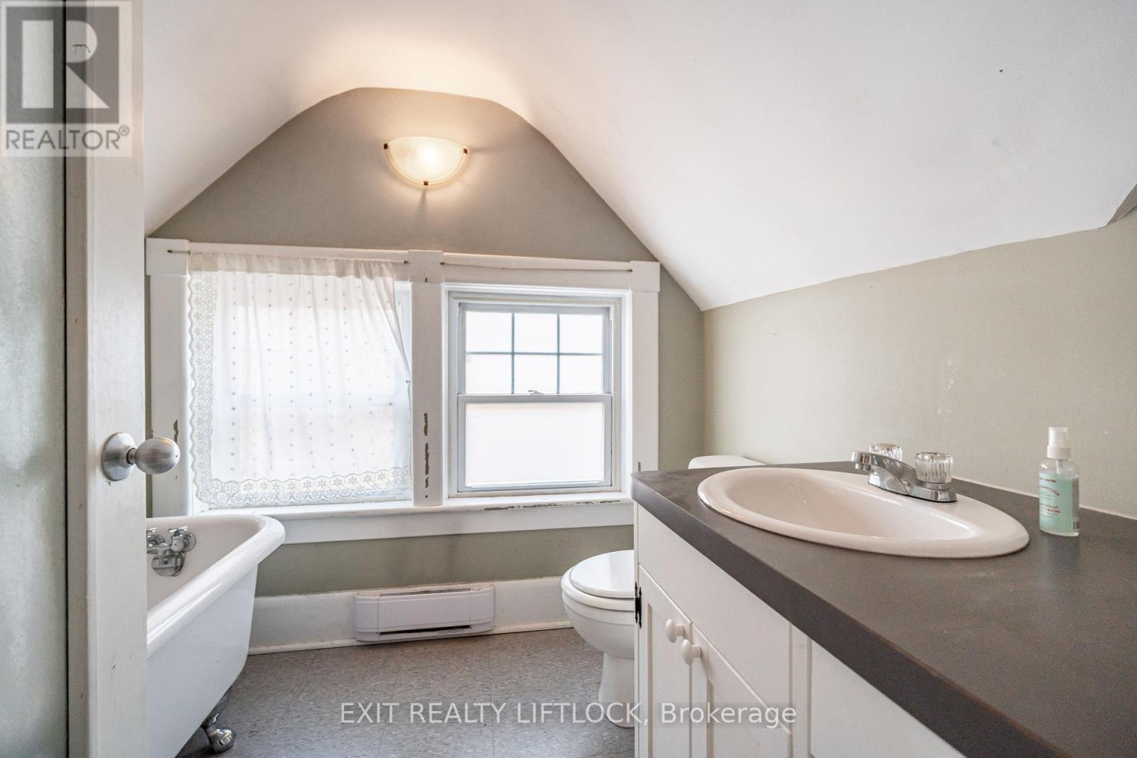 141 Hunter Street E, Peterborough East (Central), Ontario  K9H 1G7 - Photo 22 - X12260273