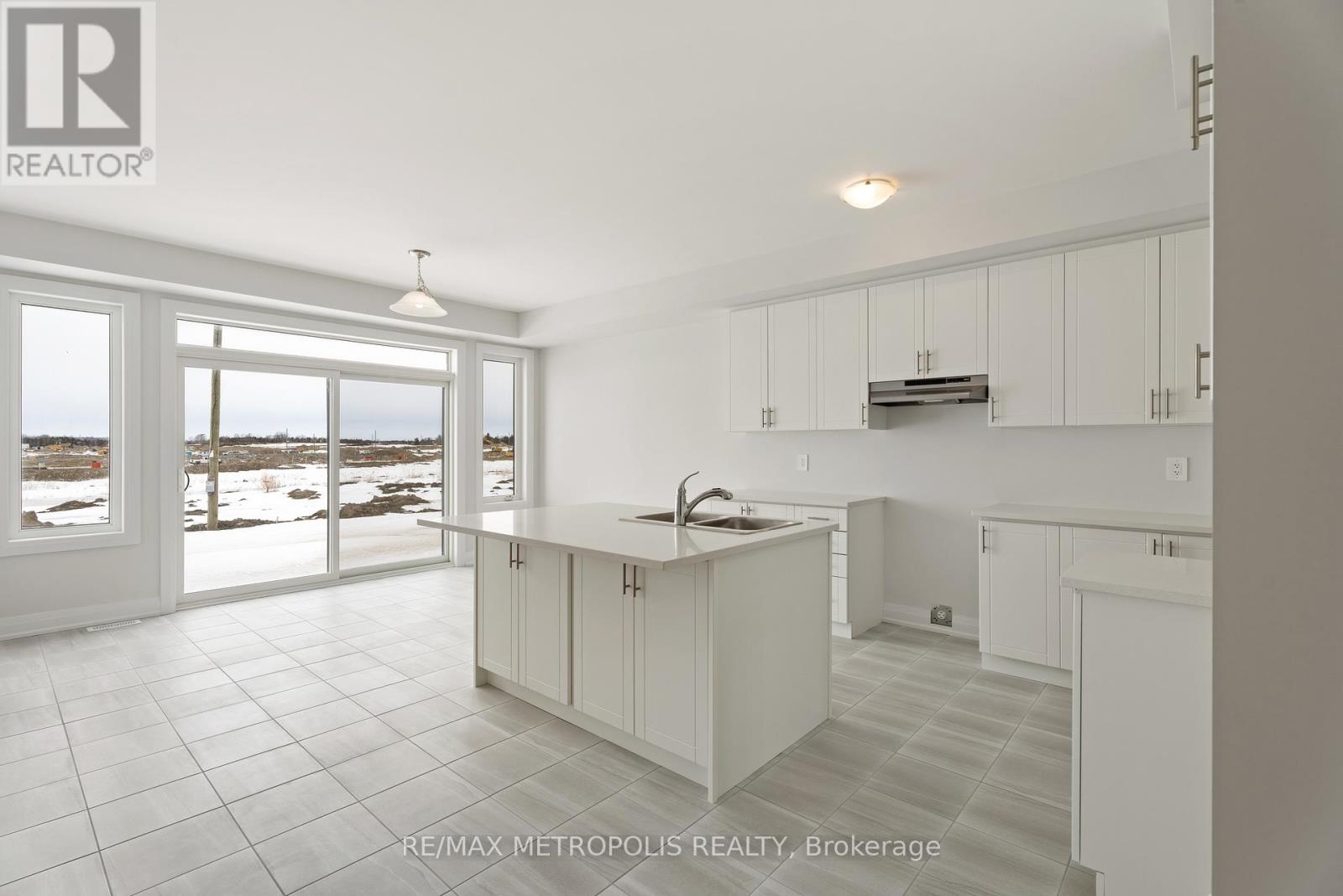 84 Butler Boulevard, Kawartha Lakes (Lindsay), Ontario  K9V 4R1 - Photo 7 - X12260229