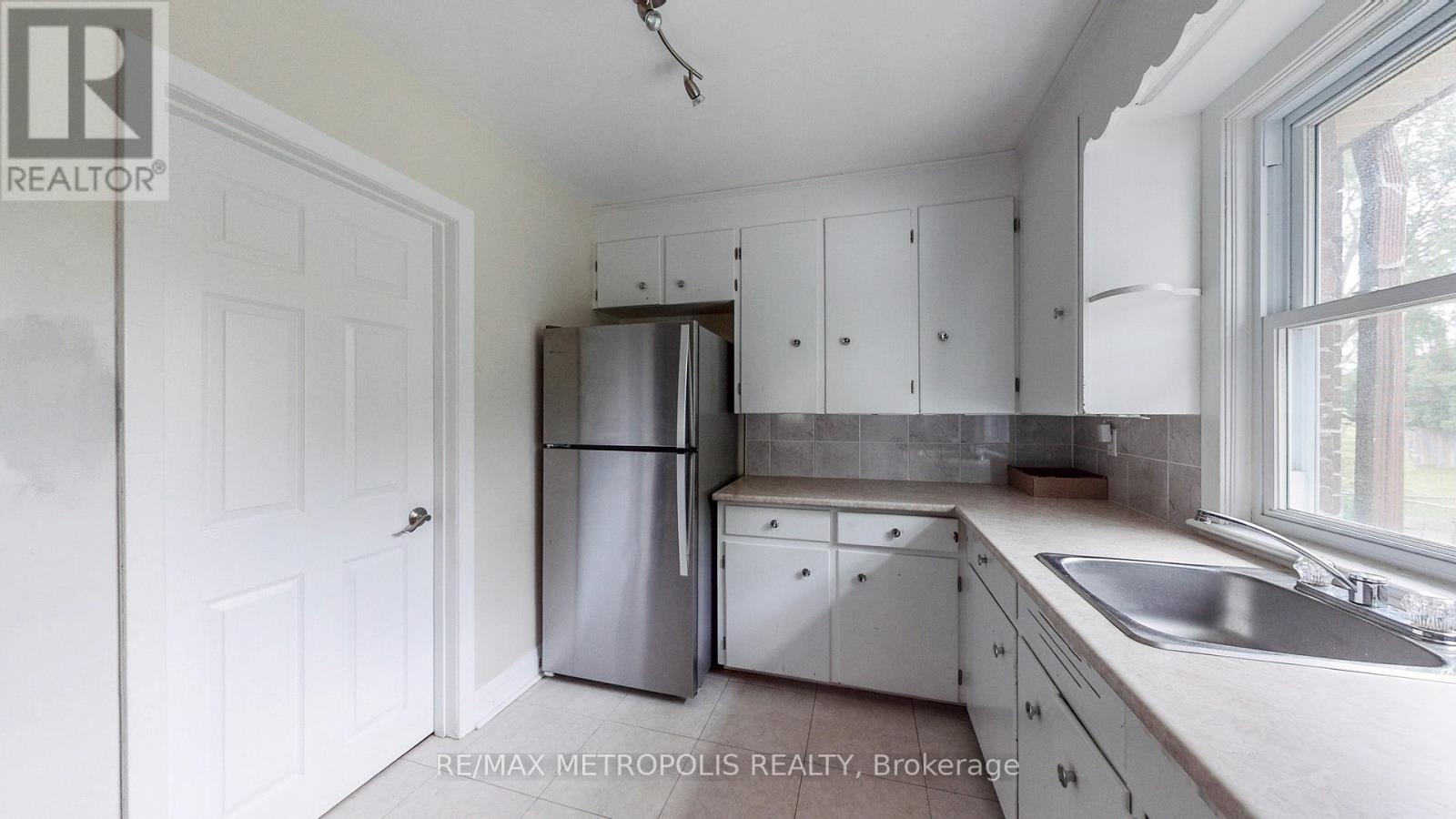 Main - 1020 Brewer Street, Peterborough Central (South), Ontario  K9J 5B4 - Photo 15 - X12260798