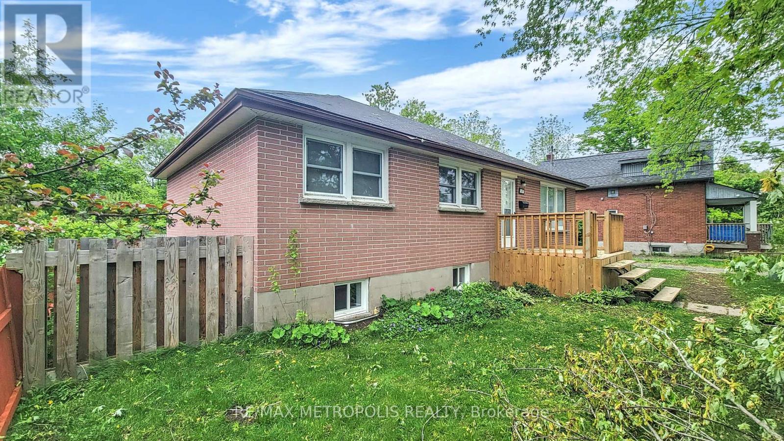 Main - 1020 Brewer Street, Peterborough Central (South), Ontario  K9J 5B4 - Photo 4 - X12260798