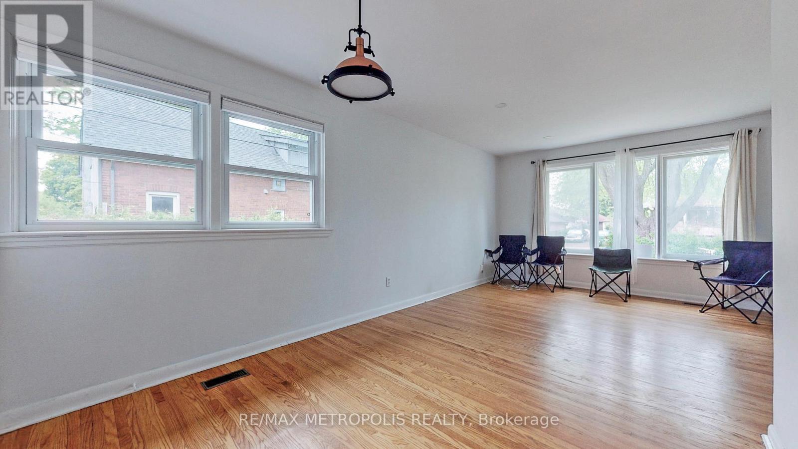 Main - 1020 Brewer Street, Peterborough Central (South), Ontario  K9J 5B4 - Photo 5 - X12260798