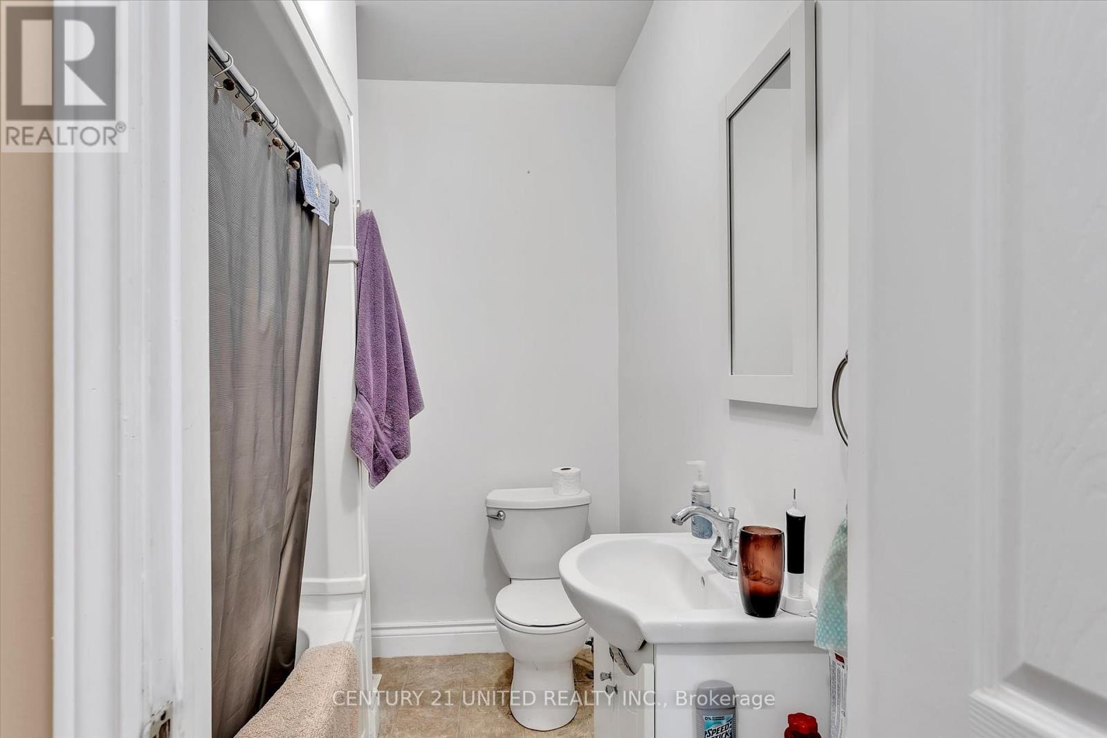 203 Carlisle Avenue, Peterborough East (Central), Ontario  K9H 1J7 - Photo 10 - X12262533