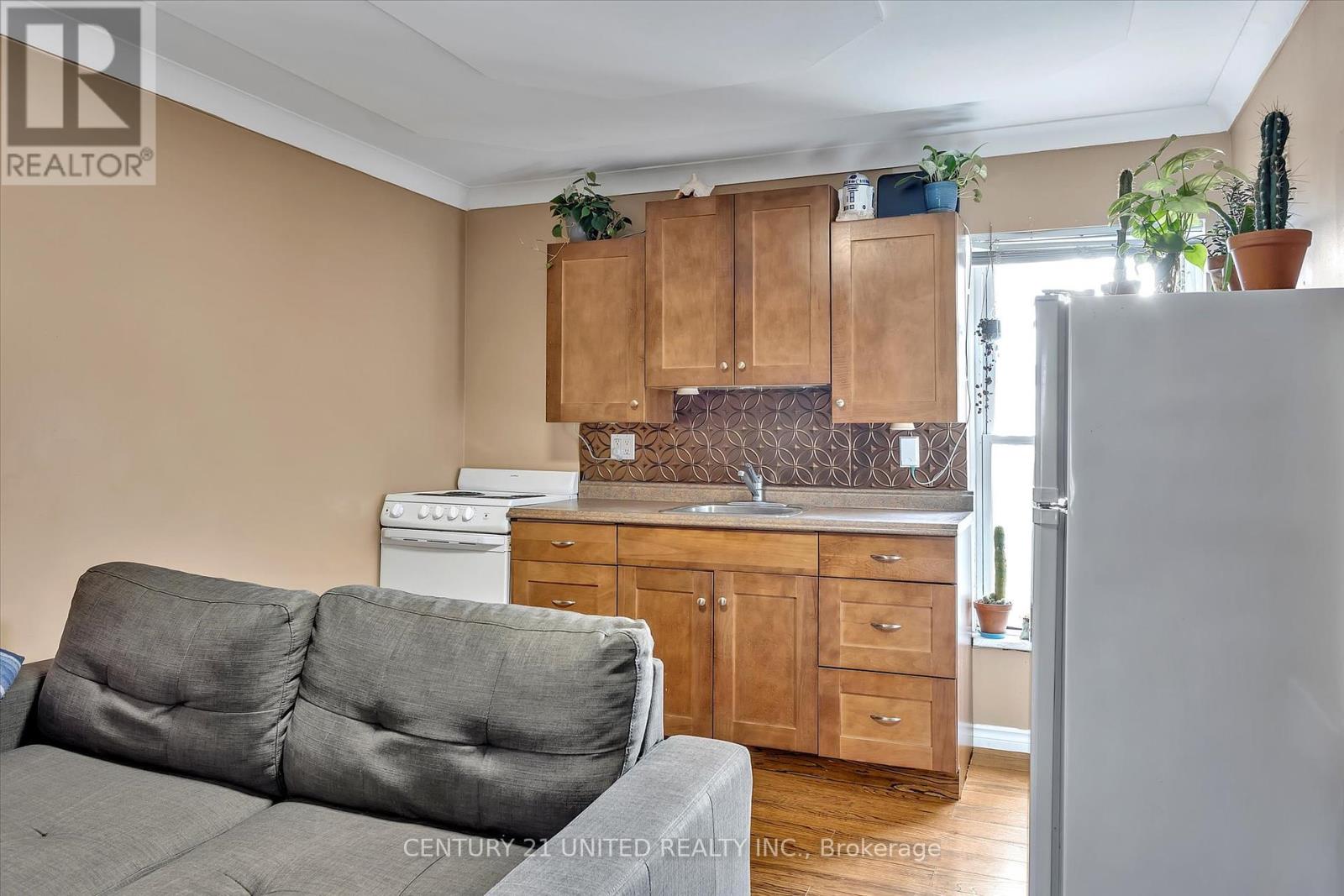203 Carlisle Avenue, Peterborough East (Central), Ontario  K9H 1J7 - Photo 13 - X12262533
