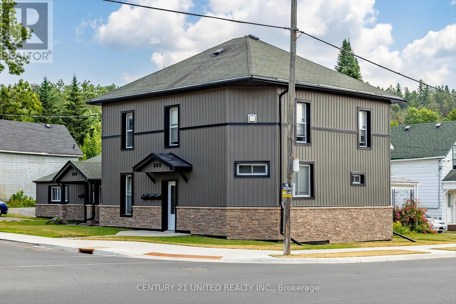 203 Carlisle Avenue, Peterborough East (Central), Ontario  K9H 1J7 - Photo 3 - X12262533