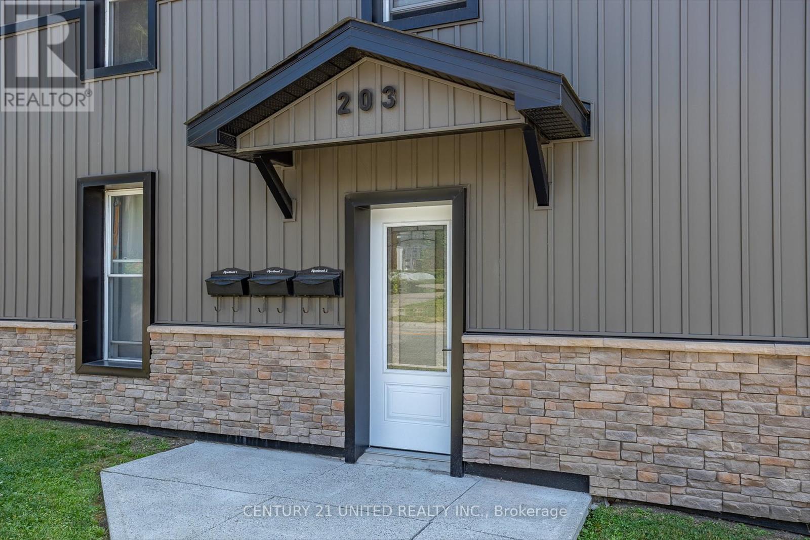 203 Carlisle Avenue, Peterborough East (Central), Ontario  K9H 1J7 - Photo 4 - X12262533