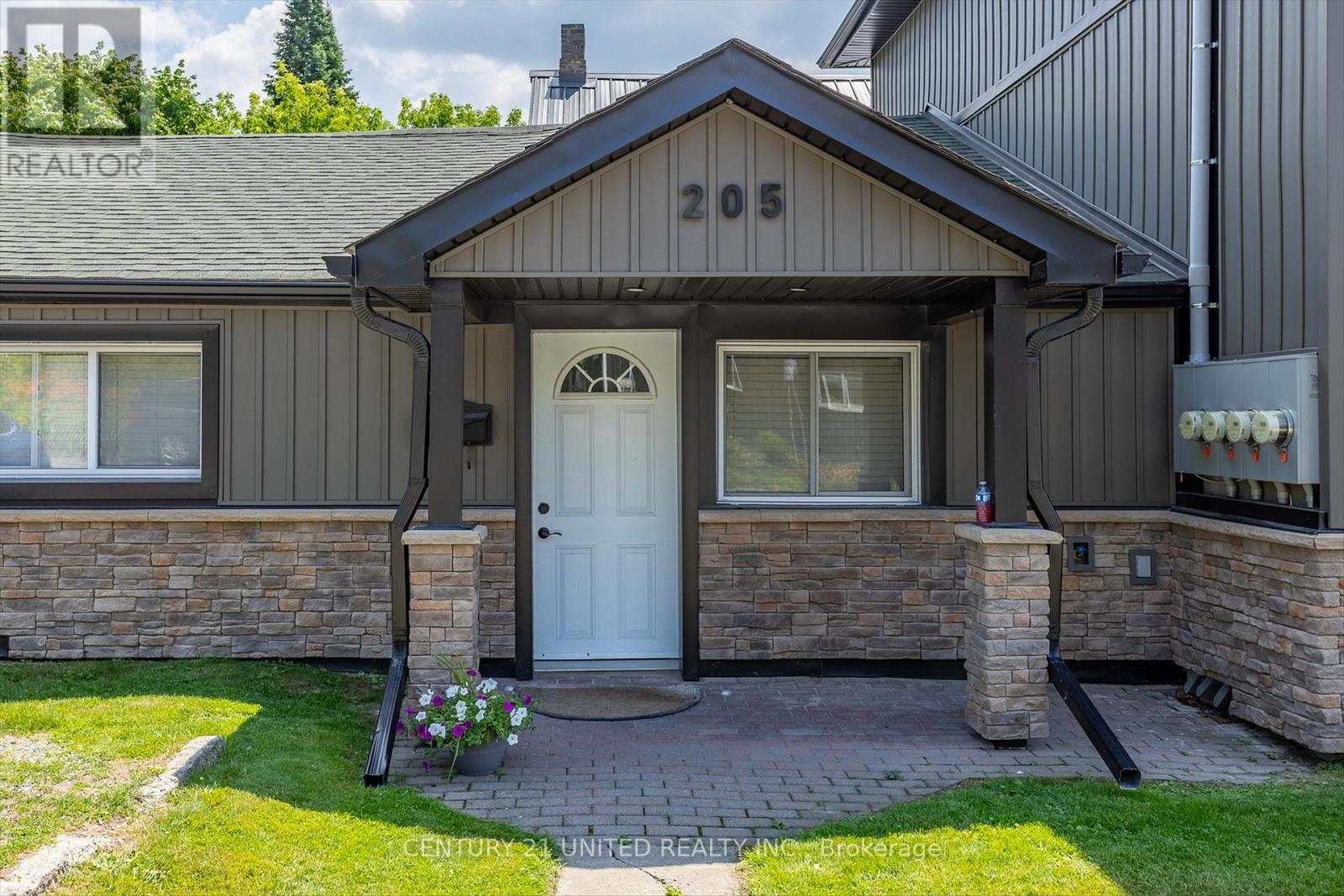 203 Carlisle Avenue, Peterborough East (Central), Ontario  K9H 1J7 - Photo 5 - X12262533