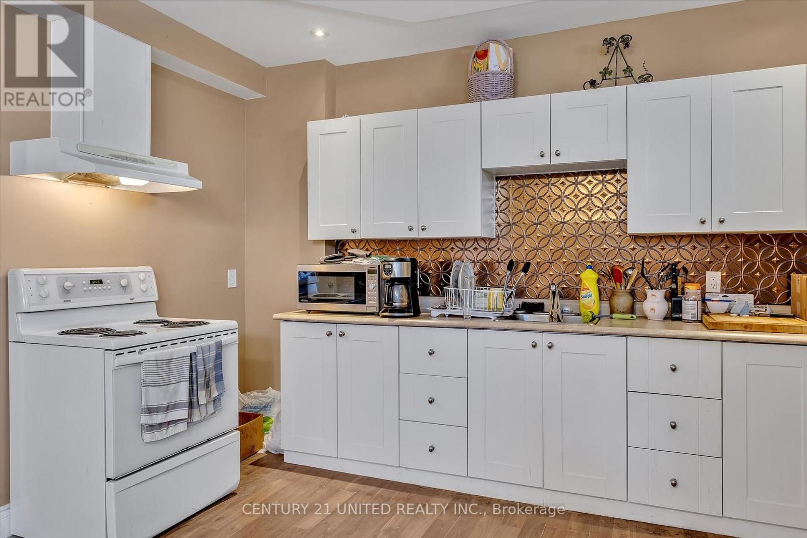 203 Carlisle Avenue, Peterborough East (Central), Ontario  K9H 1J7 - Photo 7 - X12262533