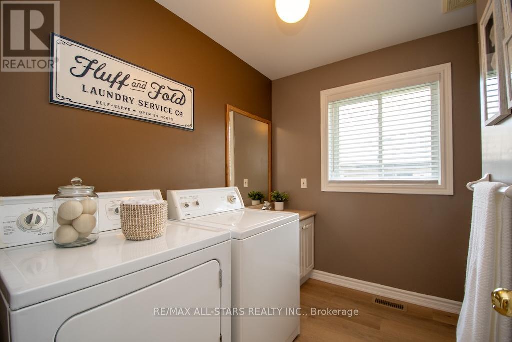 8 Trailway Lane N, Kawartha Lakes (Lindsay), Ontario  K9V 6L3 - Photo 10 - X12263107