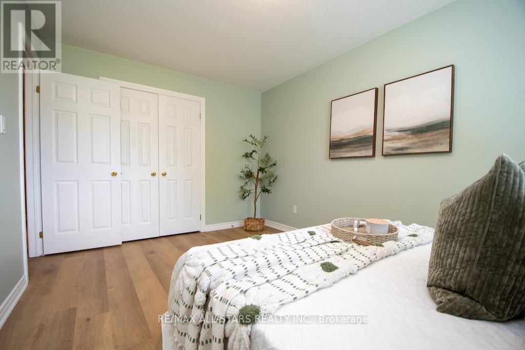 8 Trailway Lane N, Kawartha Lakes (Lindsay), Ontario  K9V 6L3 - Photo 12 - X12263107