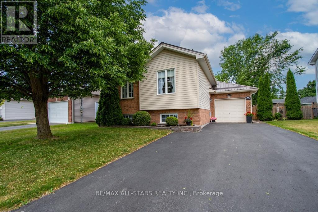8 Trailway Lane N, Kawartha Lakes (Lindsay), Ontario  K9V 6L3 - Photo 2 - X12263107