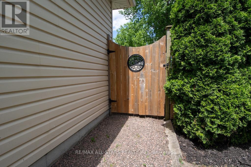 8 Trailway Lane N, Kawartha Lakes (Lindsay), Ontario  K9V 6L3 - Photo 30 - X12263107