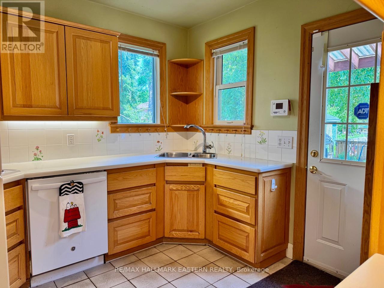 232 Munroe Avenue, Peterborough East (Central), Ontario  K9H 1H8 - Photo 5 - X12265019