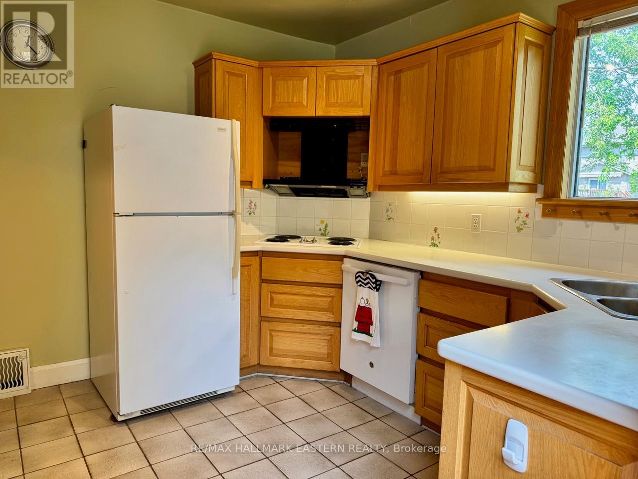 232 Munroe Avenue, Peterborough East (Central), Ontario  K9H 1H8 - Photo 6 - X12265019