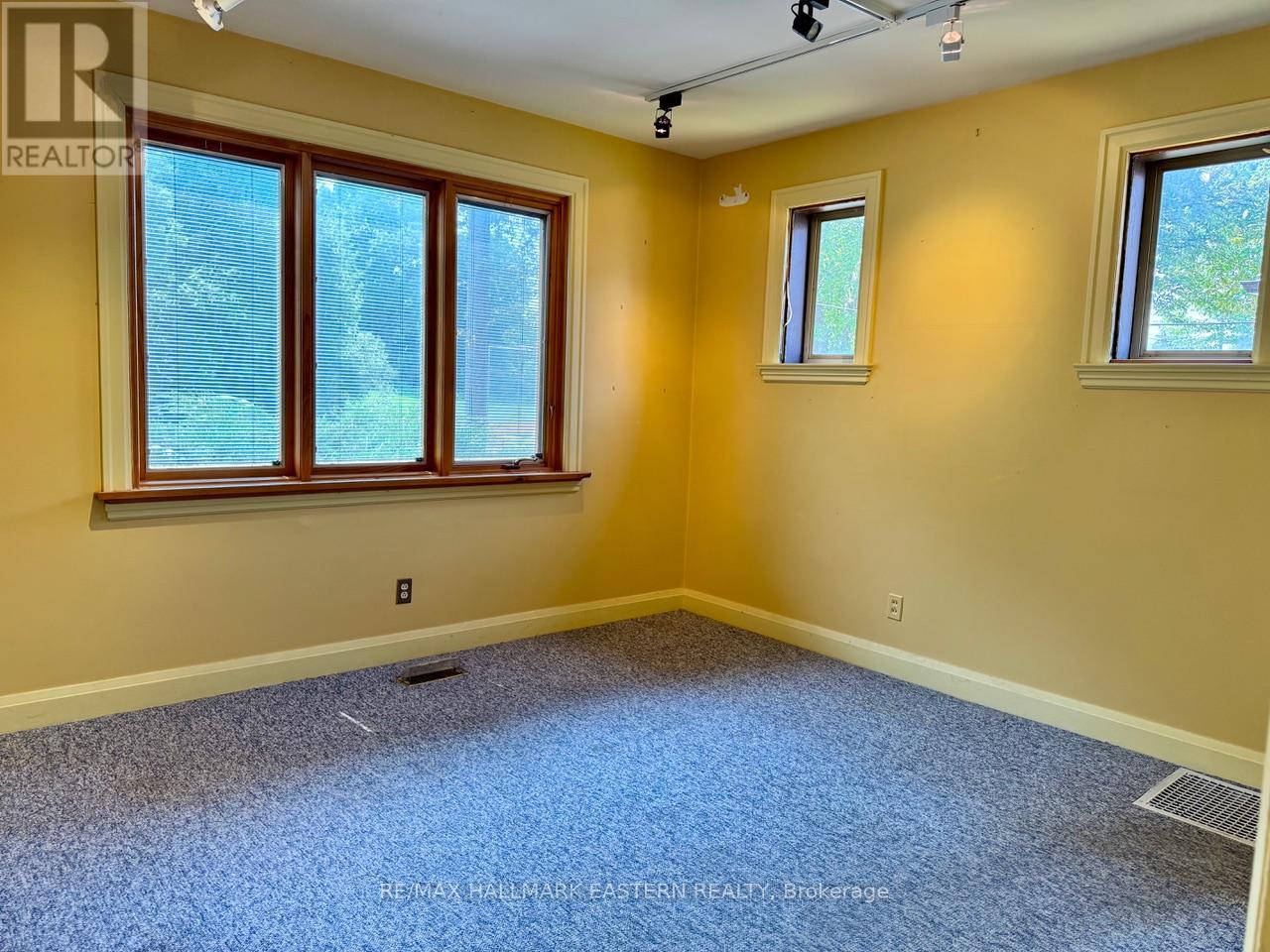 232 Munroe Avenue, Peterborough East (Central), Ontario  K9H 1H8 - Photo 9 - X12265019