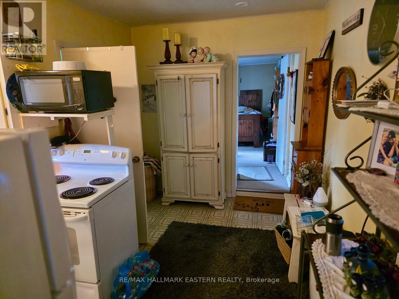 822 St. Mary's Street, Peterborough Central (South), Ontario  K9J 4H3 - Photo 12 - X12265198