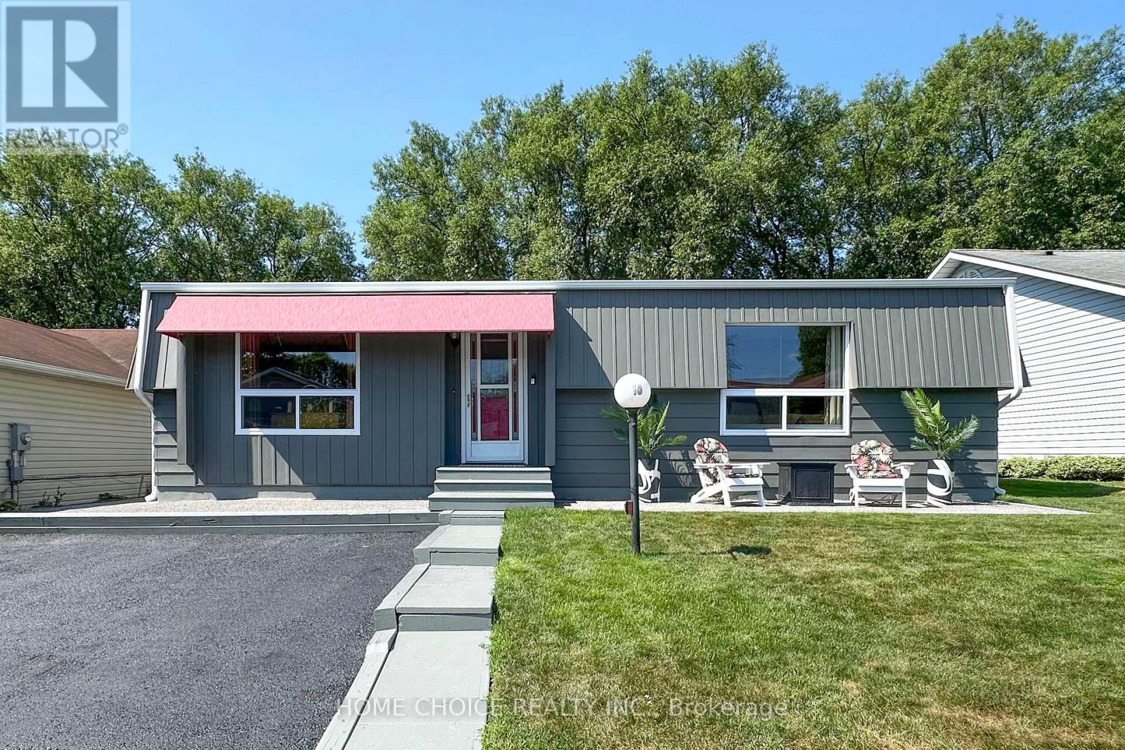 10 Eastbank Road, Clarington (Newcastle), Ontario  L1B 1A4 - Photo 1 - E12265210