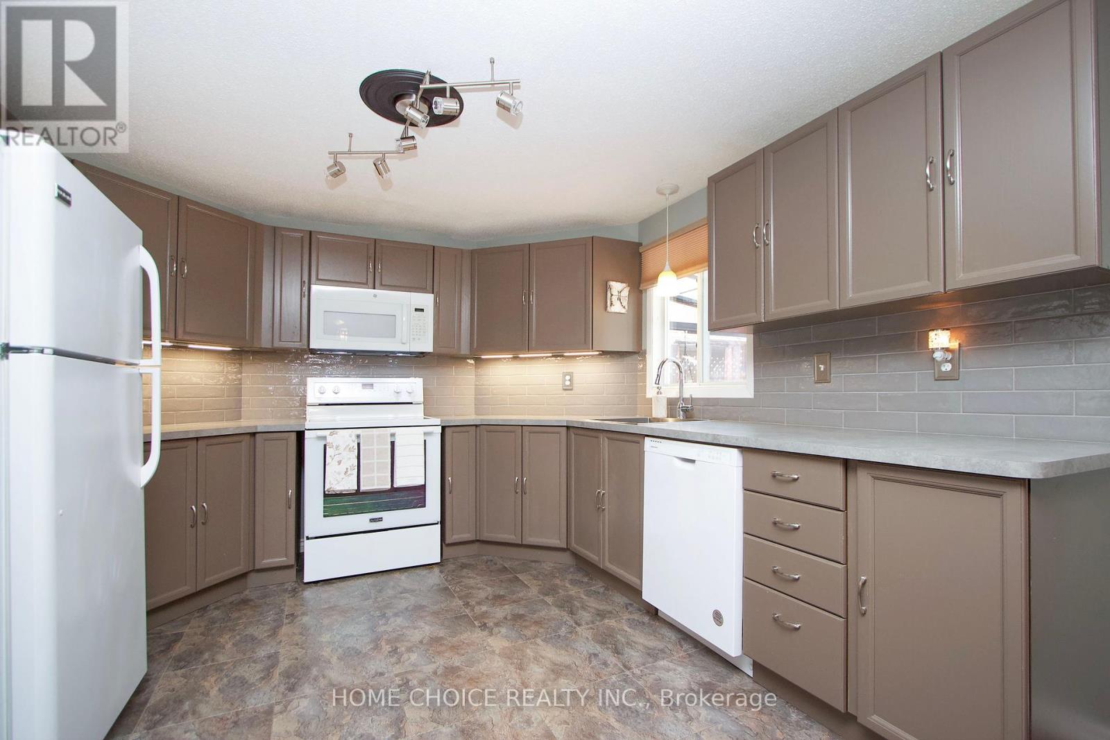 10 Eastbank Road, Clarington (Newcastle), Ontario  L1B 1A4 - Photo 10 - E12265210