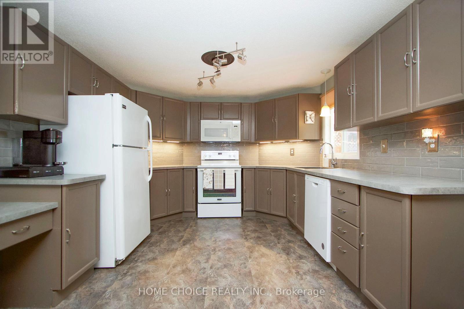 10 Eastbank Road, Clarington (Newcastle), Ontario  L1B 1A4 - Photo 8 - E12265210