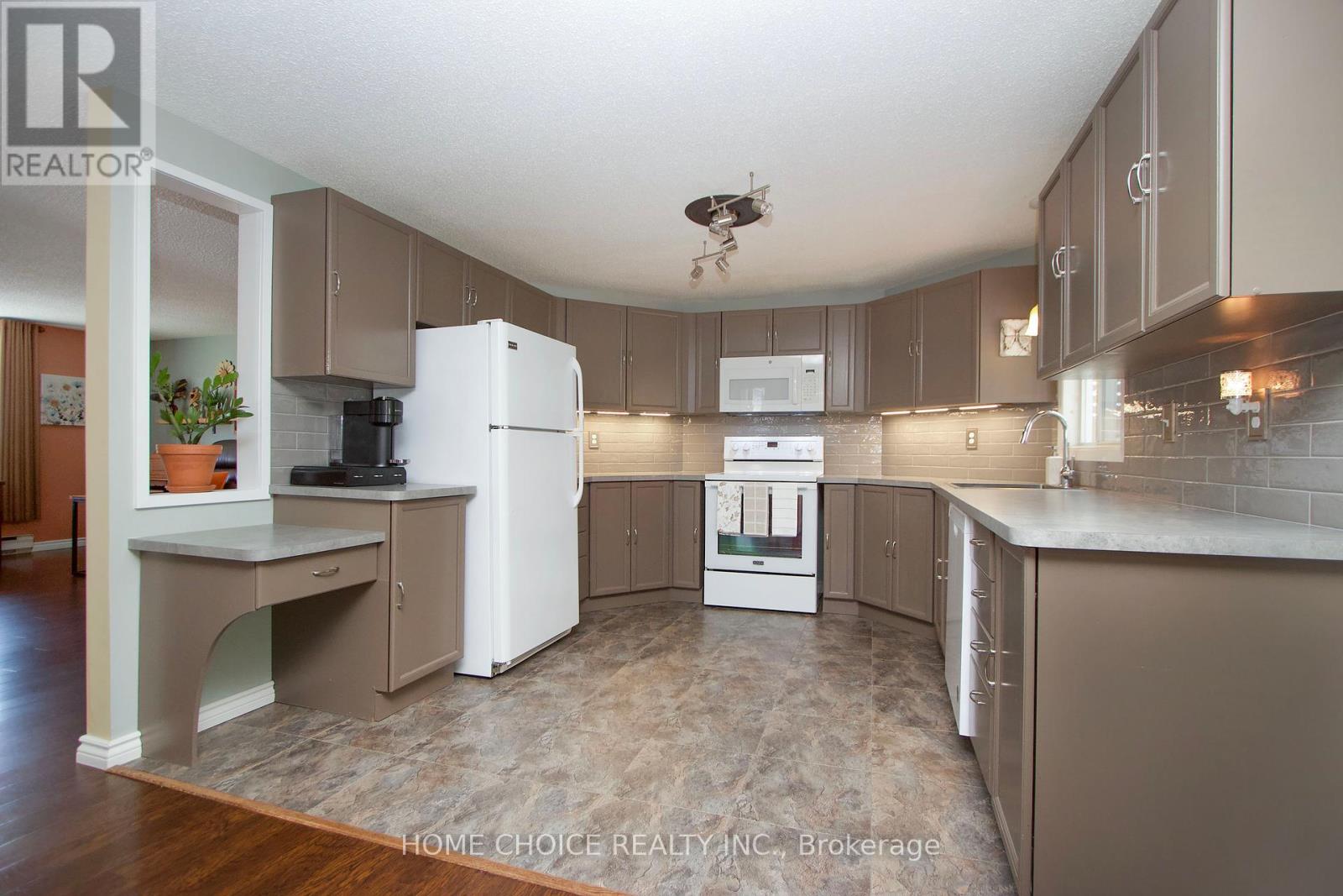10 Eastbank Road, Clarington (Newcastle), Ontario  L1B 1A4 - Photo 9 - E12265210