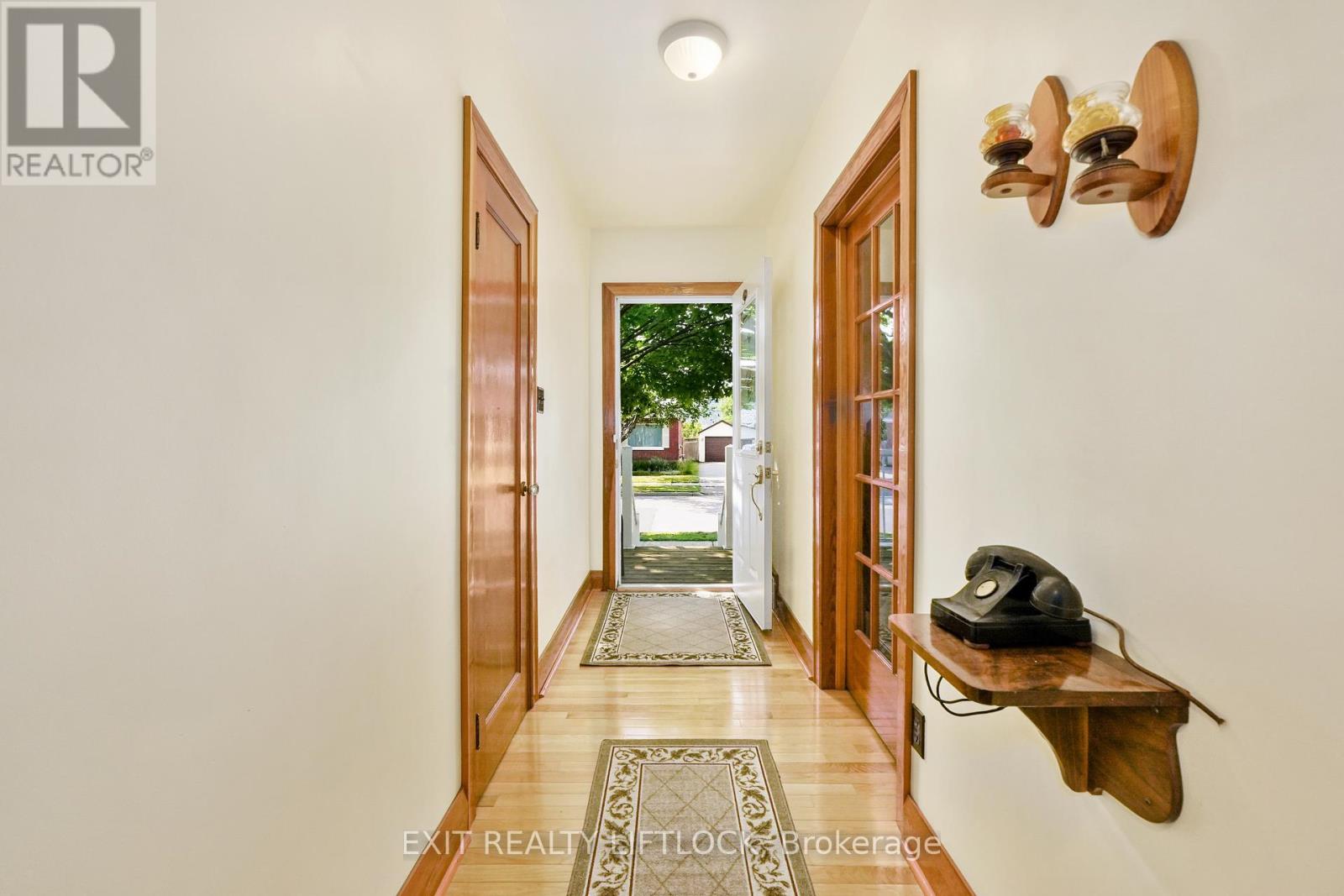 548 King George Street, Peterborough South (West), Ontario  K9J 1S4 - Photo 6 - X12266628
