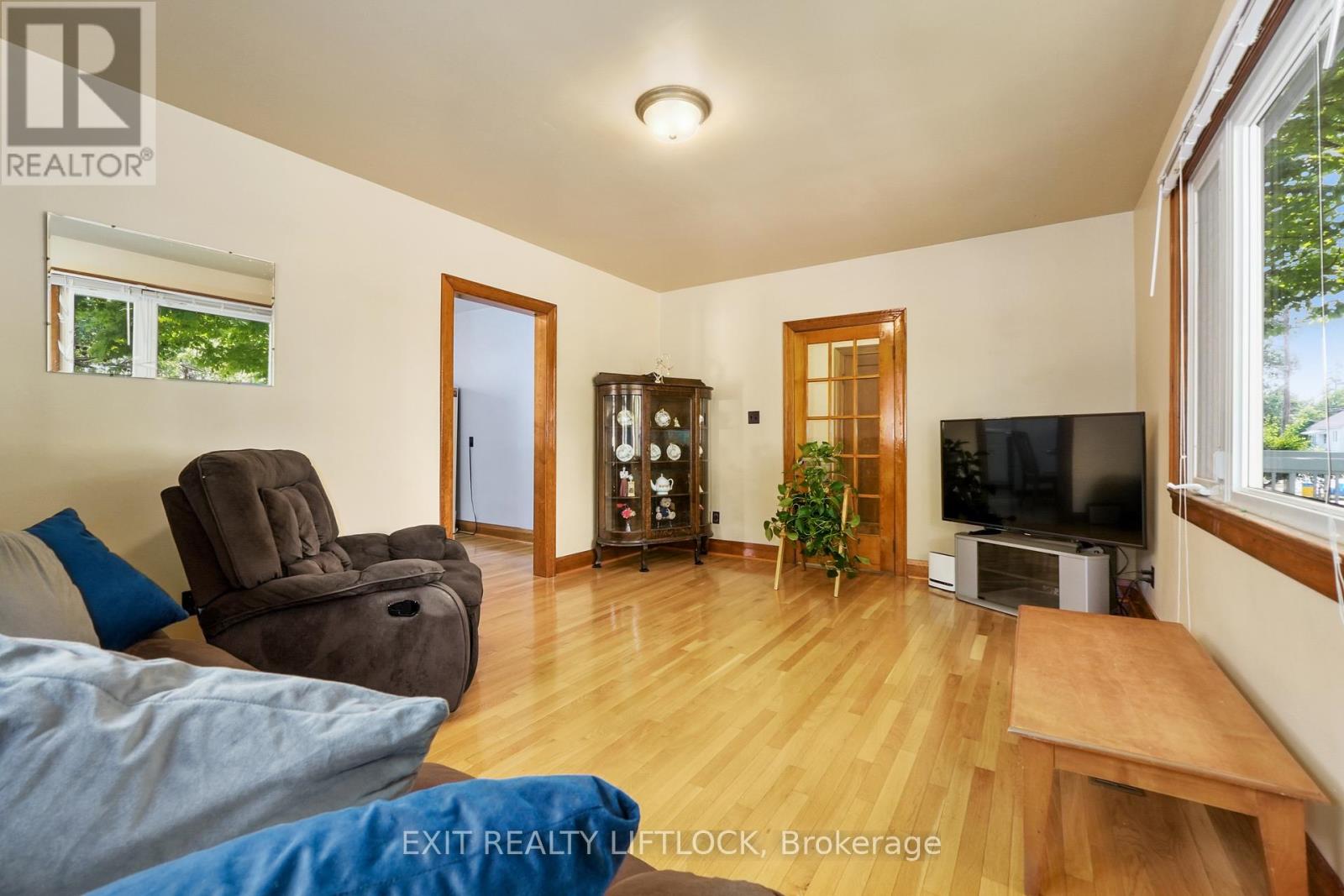 548 King George Street, Peterborough South (West), Ontario  K9J 1S4 - Photo 8 - X12266628
