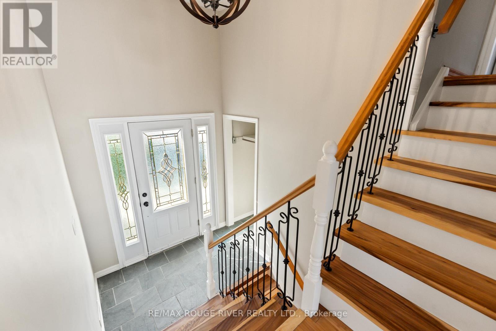 1 Applewood Crescent, Kawartha Lakes (Lindsay), Ontario  K9V 4W7 - Photo 4 - X12267718