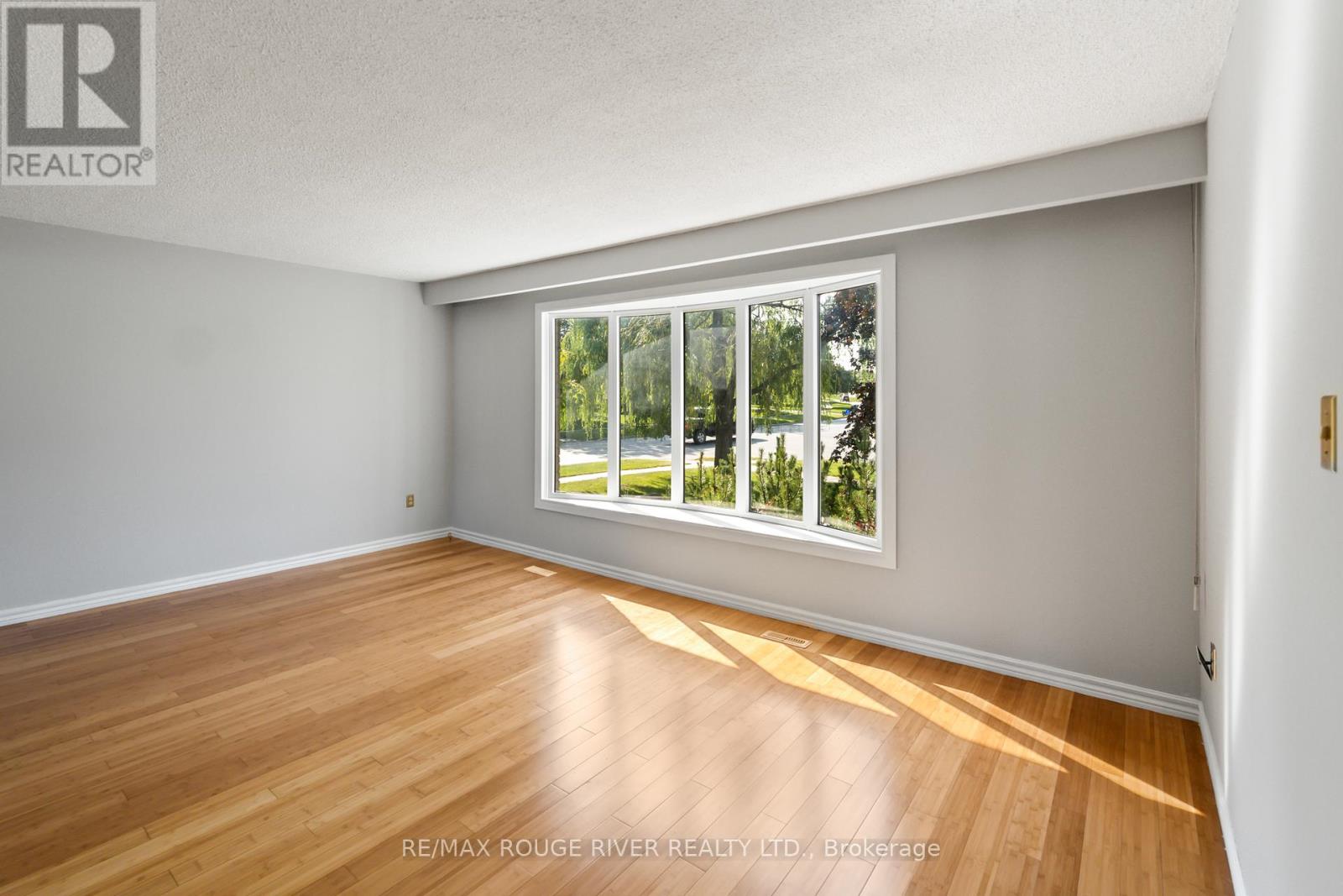 1 Applewood Crescent, Kawartha Lakes (Lindsay), Ontario  K9V 4W7 - Photo 6 - X12267718