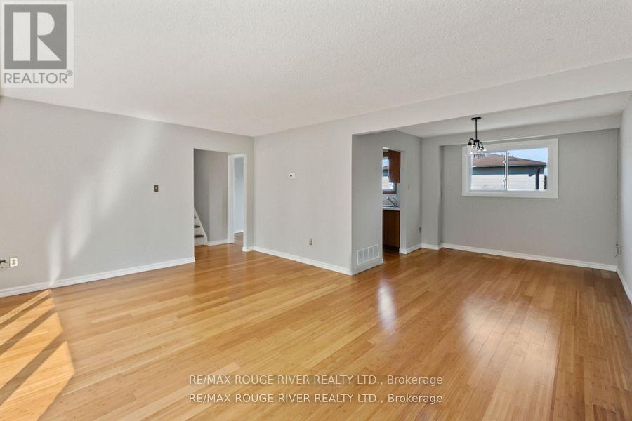 1 Applewood Crescent, Kawartha Lakes (Lindsay), Ontario  K9V 4W7 - Photo 8 - X12267718