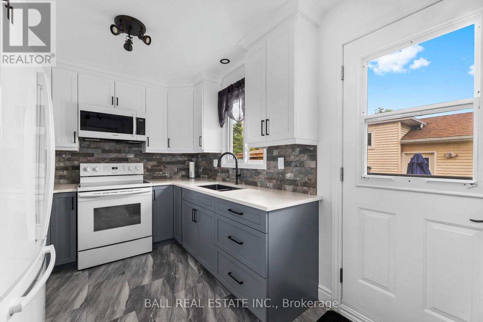 2 Hazel Street, Kawartha Lakes (Lindsay), Ontario  K9V 5M2 - Photo 13 - X12267869