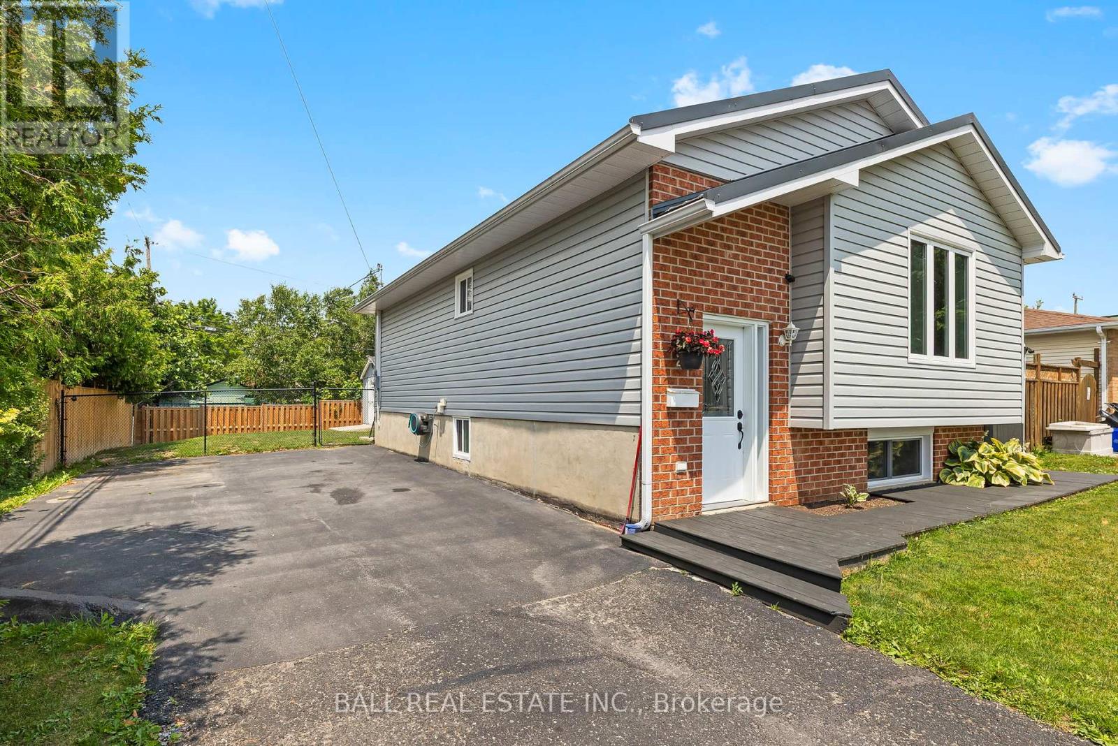 2 Hazel Street, Kawartha Lakes (Lindsay), Ontario  K9V 5M2 - Photo 2 - X12267869