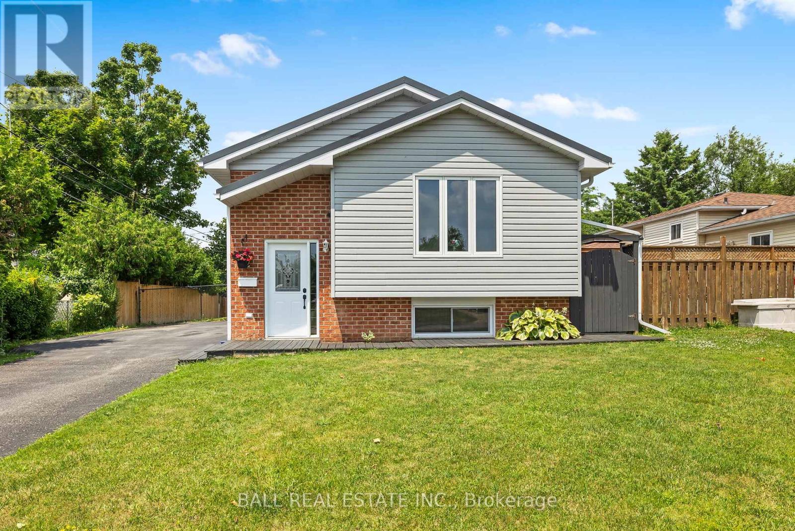 2 Hazel Street, Kawartha Lakes (Lindsay), Ontario  K9V 5M2 - Photo 4 - X12267869