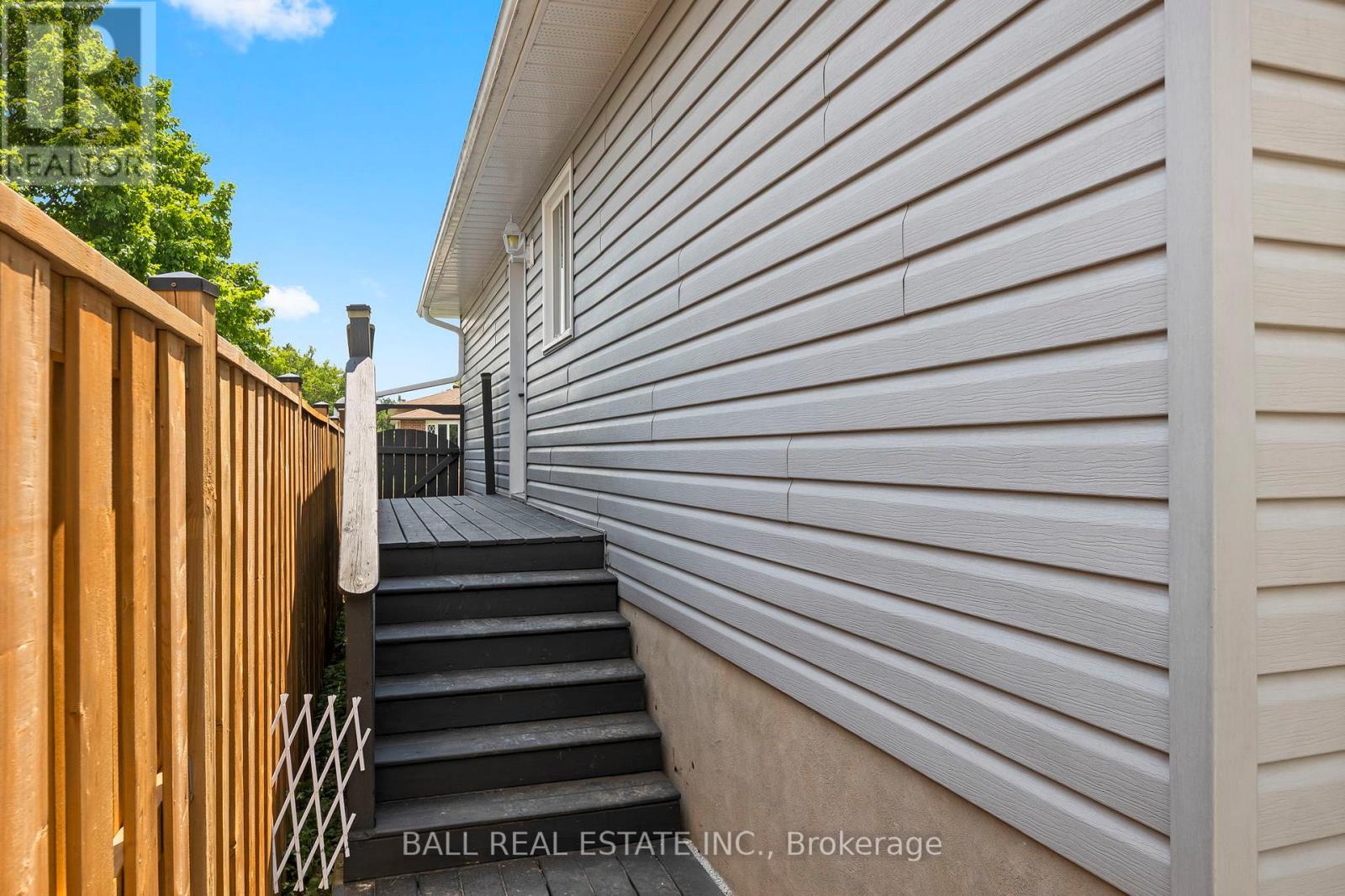 2 Hazel Street, Kawartha Lakes (Lindsay), Ontario  K9V 5M2 - Photo 5 - X12267869