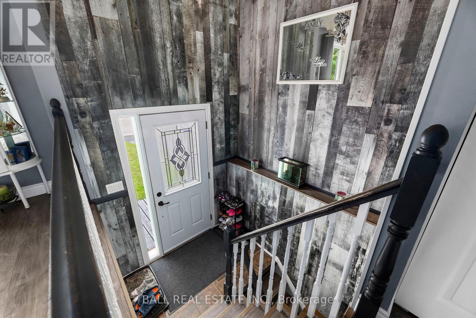 2 Hazel Street, Kawartha Lakes (Lindsay), Ontario  K9V 5M2 - Photo 6 - X12267869