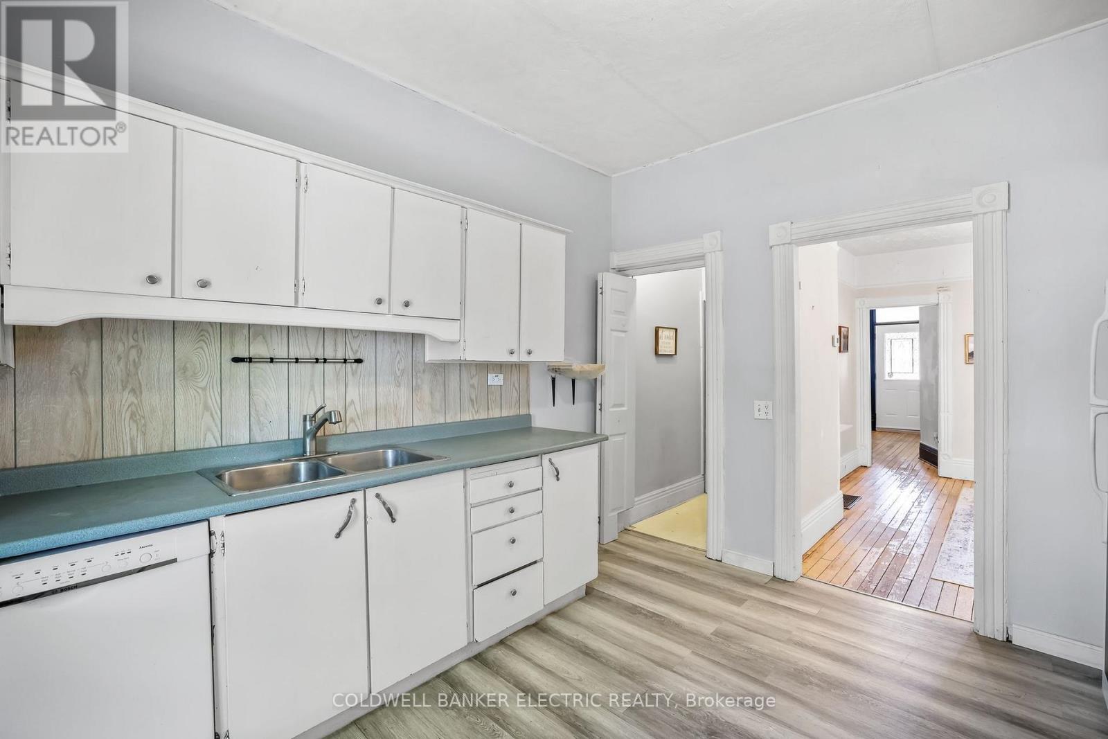145 Stewart Street, Peterborough Central (South), Ontario  K9J 3M3 - Photo 13 - X12270219