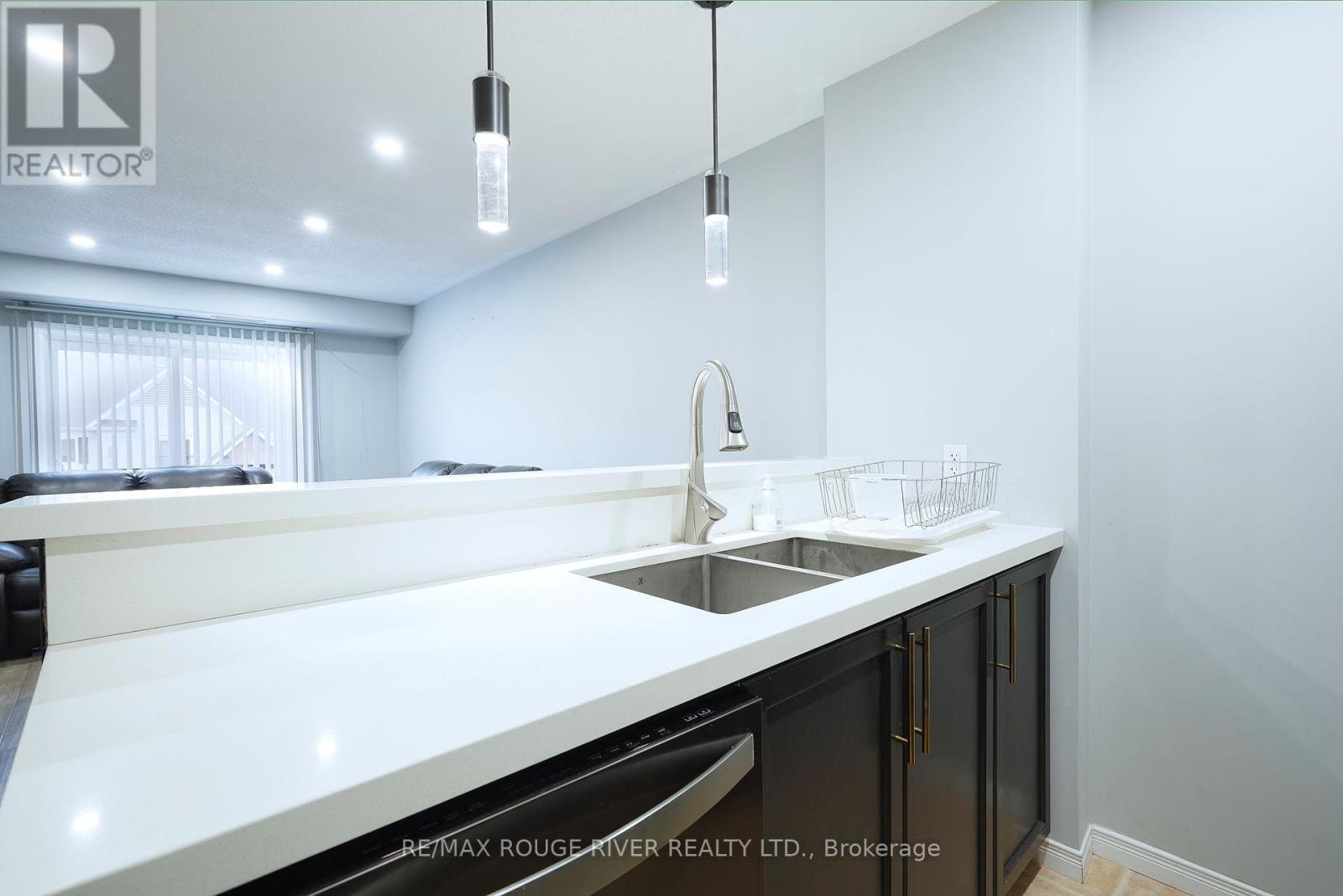 303 - 300 Spillsbury Drive, Peterborough West (South), Ontario  K9K 0B4 - Photo 11 - X12271227