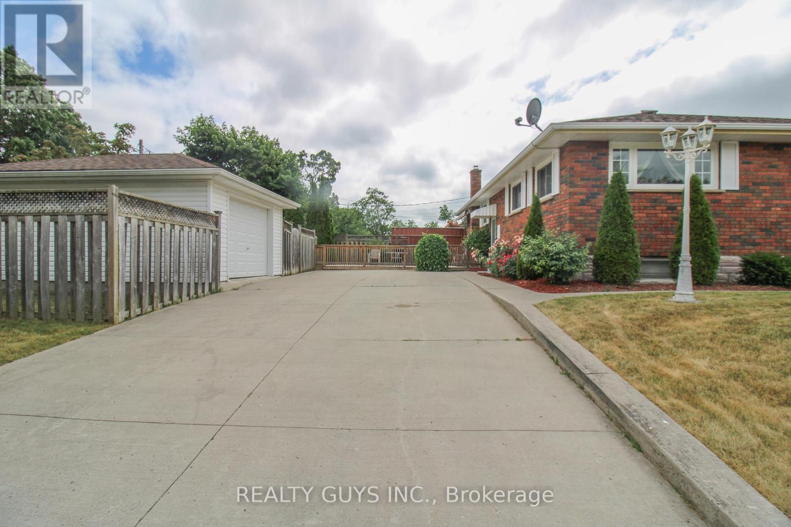 1066 Glebemount Crescent, Peterborough North (Central), Ontario  K9H 6M3 - Photo 10 - X12273692