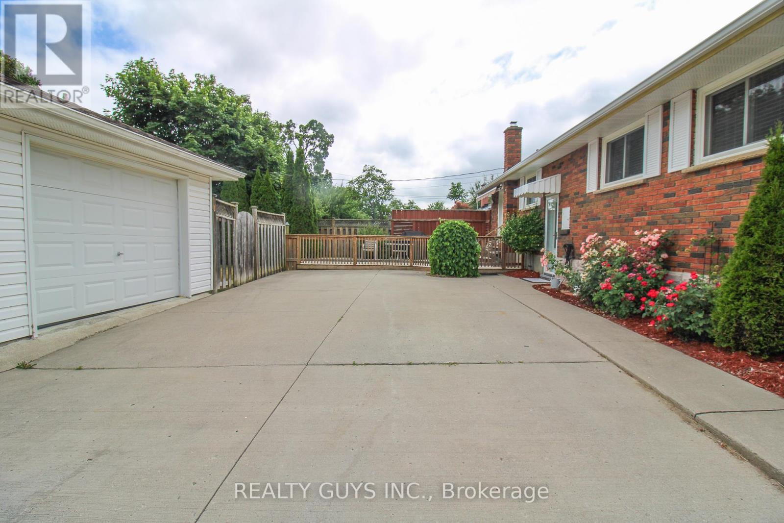 1066 Glebemount Crescent, Peterborough North (Central), Ontario  K9H 6M3 - Photo 11 - X12273692