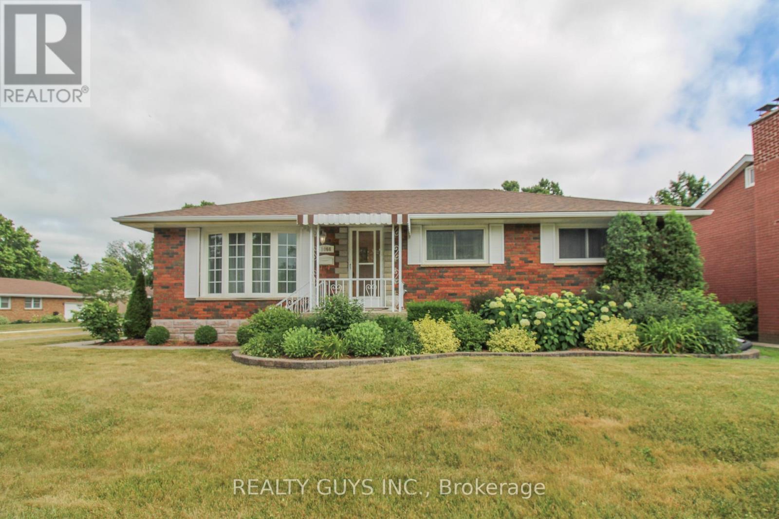 1066 Glebemount Crescent, Peterborough North (Central), Ontario  K9H 6M3 - Photo 5 - X12273692