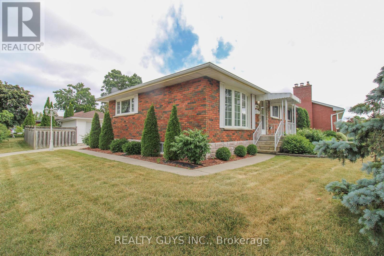 1066 Glebemount Crescent, Peterborough North (Central), Ontario  K9H 6M3 - Photo 6 - X12273692