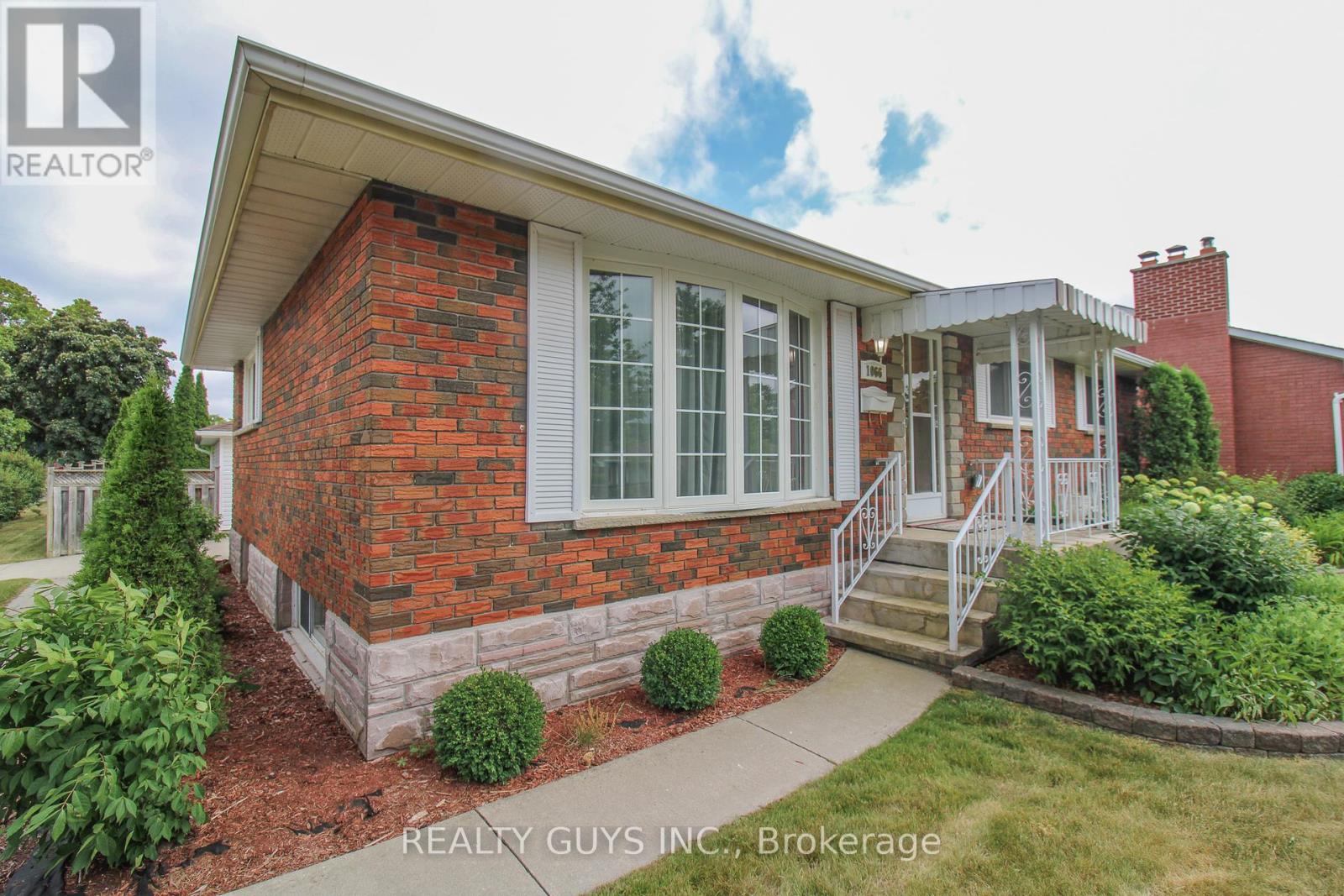 1066 Glebemount Crescent, Peterborough North (Central), Ontario  K9H 6M3 - Photo 7 - X12273692