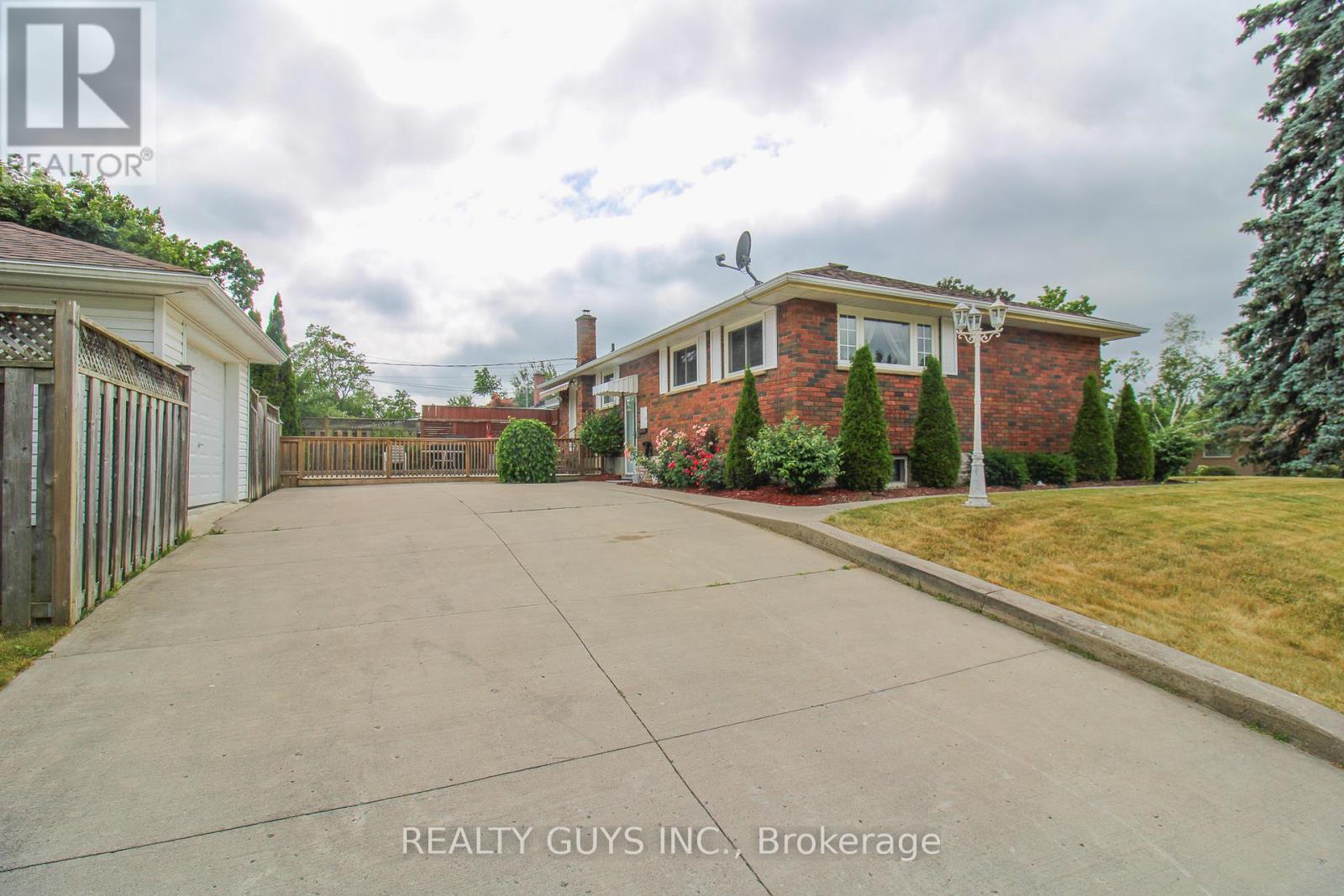 1066 Glebemount Crescent, Peterborough North (Central), Ontario  K9H 6M3 - Photo 9 - X12273692