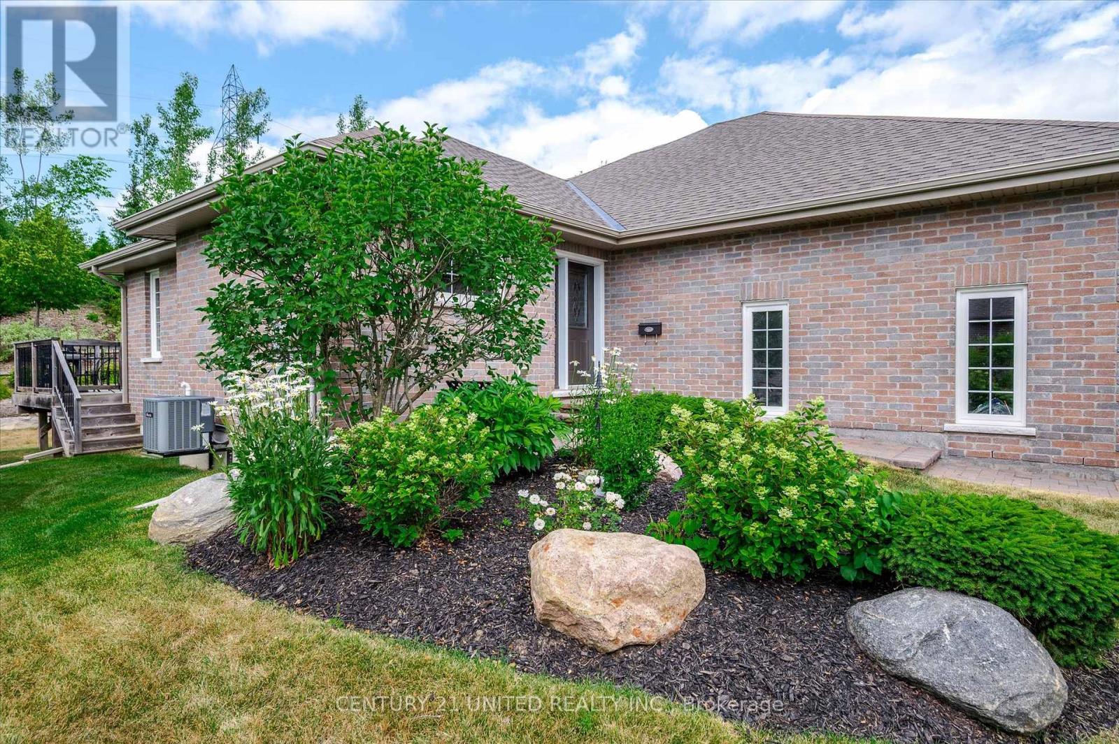 194 - 301 Carnegie Avenue, Peterborough North (University Heights), Ontario  K9L 0G1 - Photo 2 - X12273806